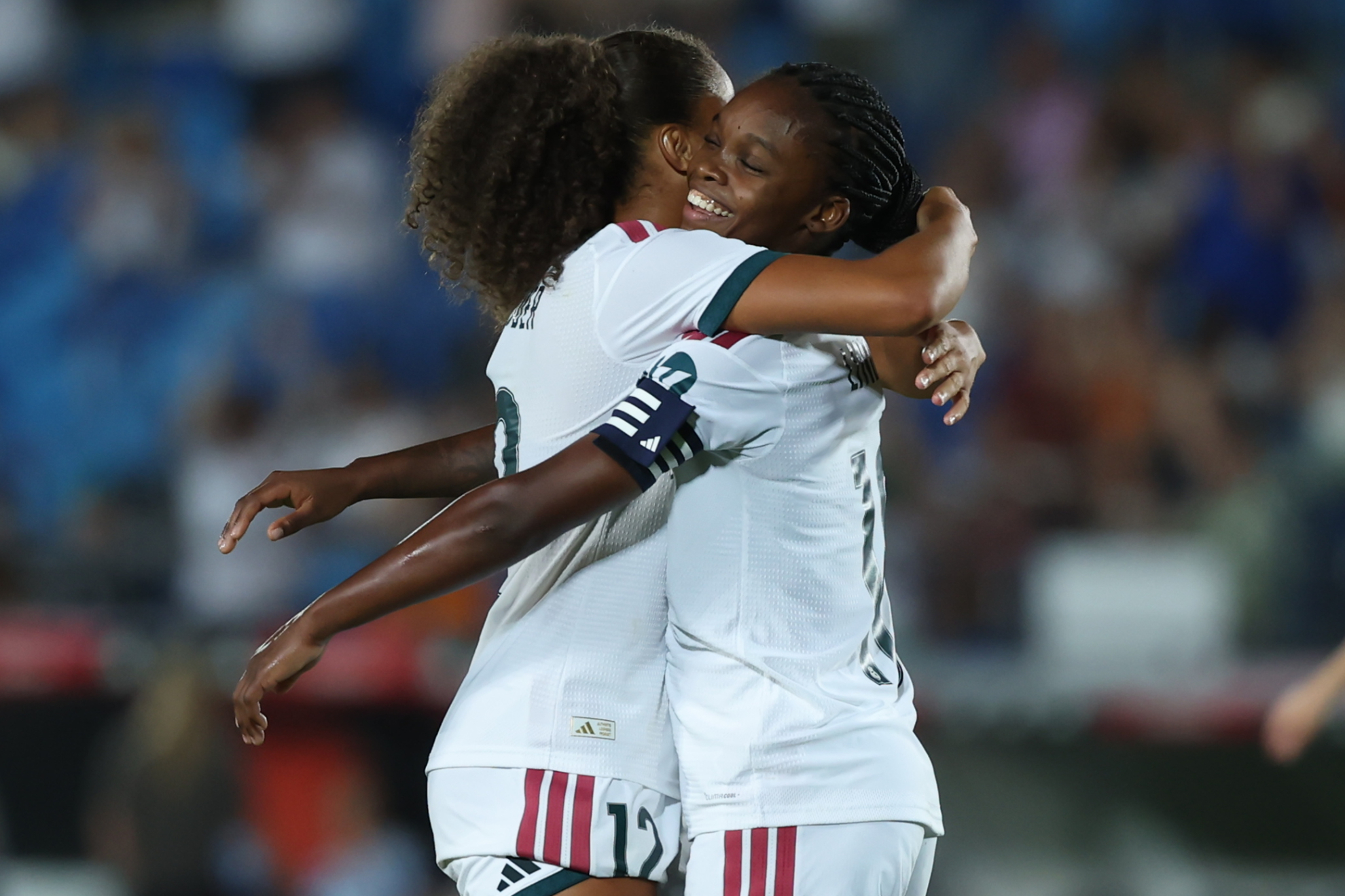 Felicia Schröder y Linda Caicedo celebran un gol ante el Ajax en el Di Stéfano EFE