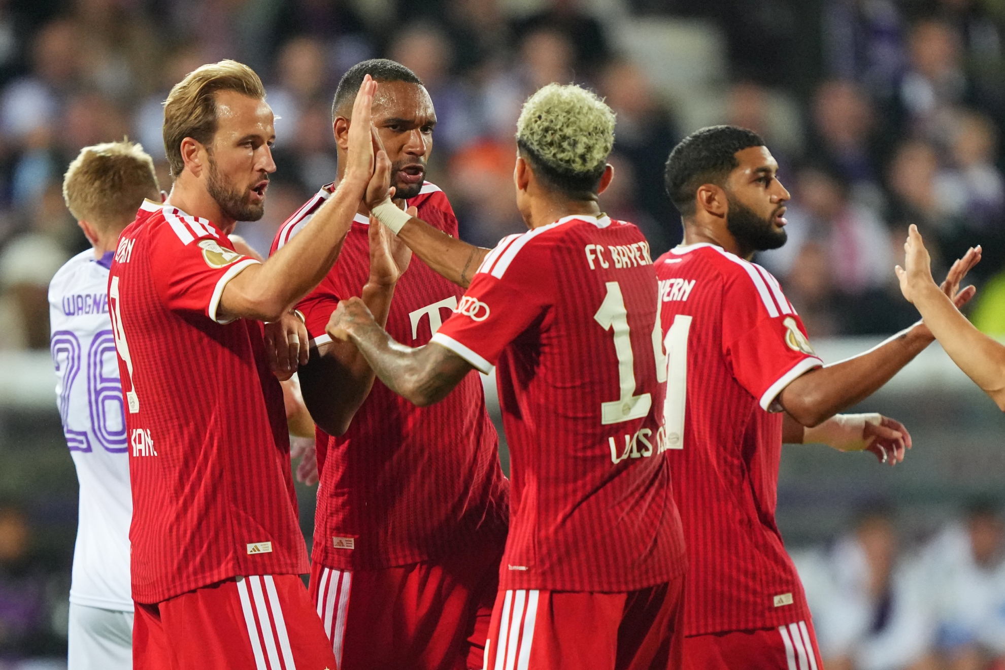 Los jugadores del Bayern celebran el gol de Kane. EFE.