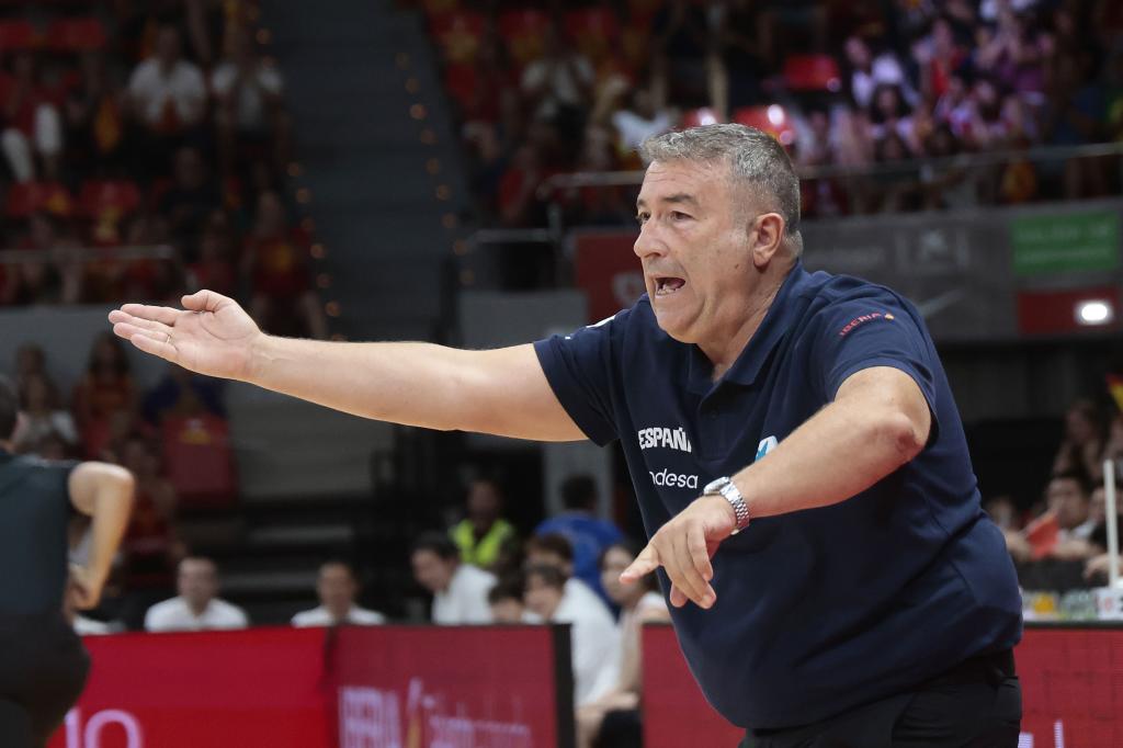 Miguel Méndez da instrucciones durante un partido.