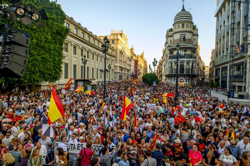 Concentración en apoyo a Ceuta este miércoles en Sevilla. EFE/ Raúl Caro