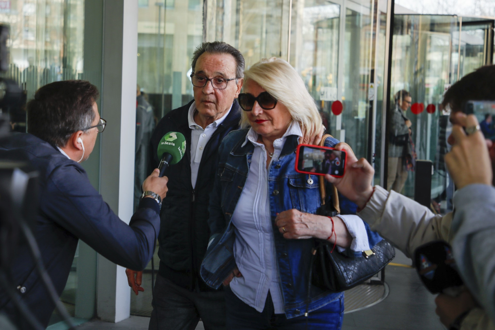 Enríquez Negreira y su esposa en los juzgados de Barcelona.