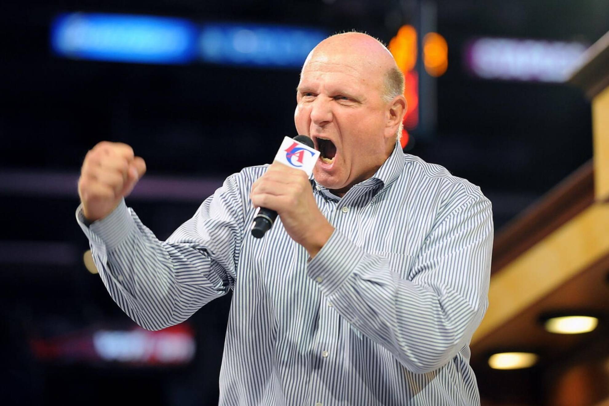 Steve Ballmer habla a los aficionados de los Clippers durante un acto.