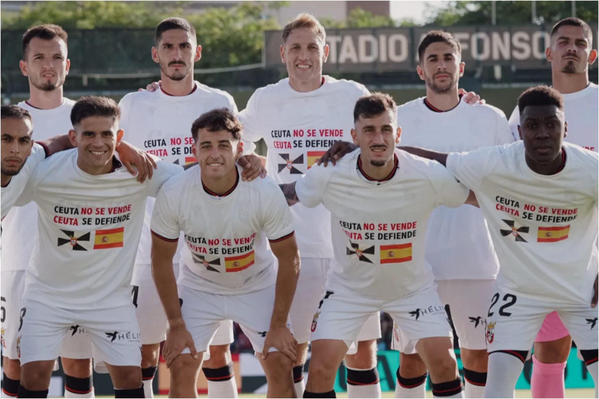 Los jugadores caballas, con una camiseta donde se lee "Ceuta no se vende, Ceuta se defiende"