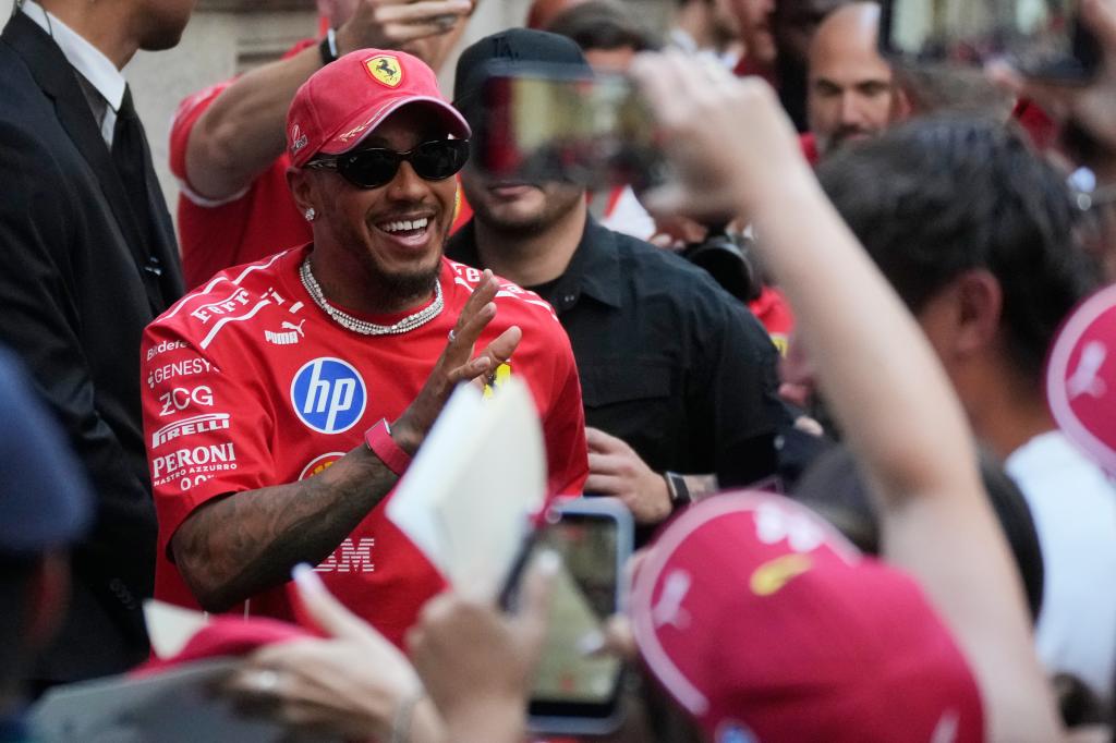 Hamilton, en loor de multitud, en la inauguración de una tienda Ferrari en Milán. LAPRESSE