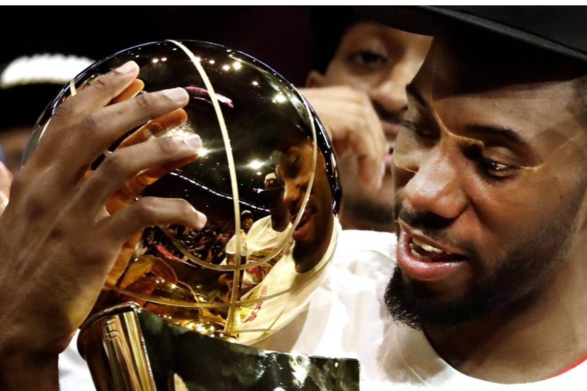 Kawhi sujetando el trofeo de campeón de la NBA que ganó con los Raptors en 2019.