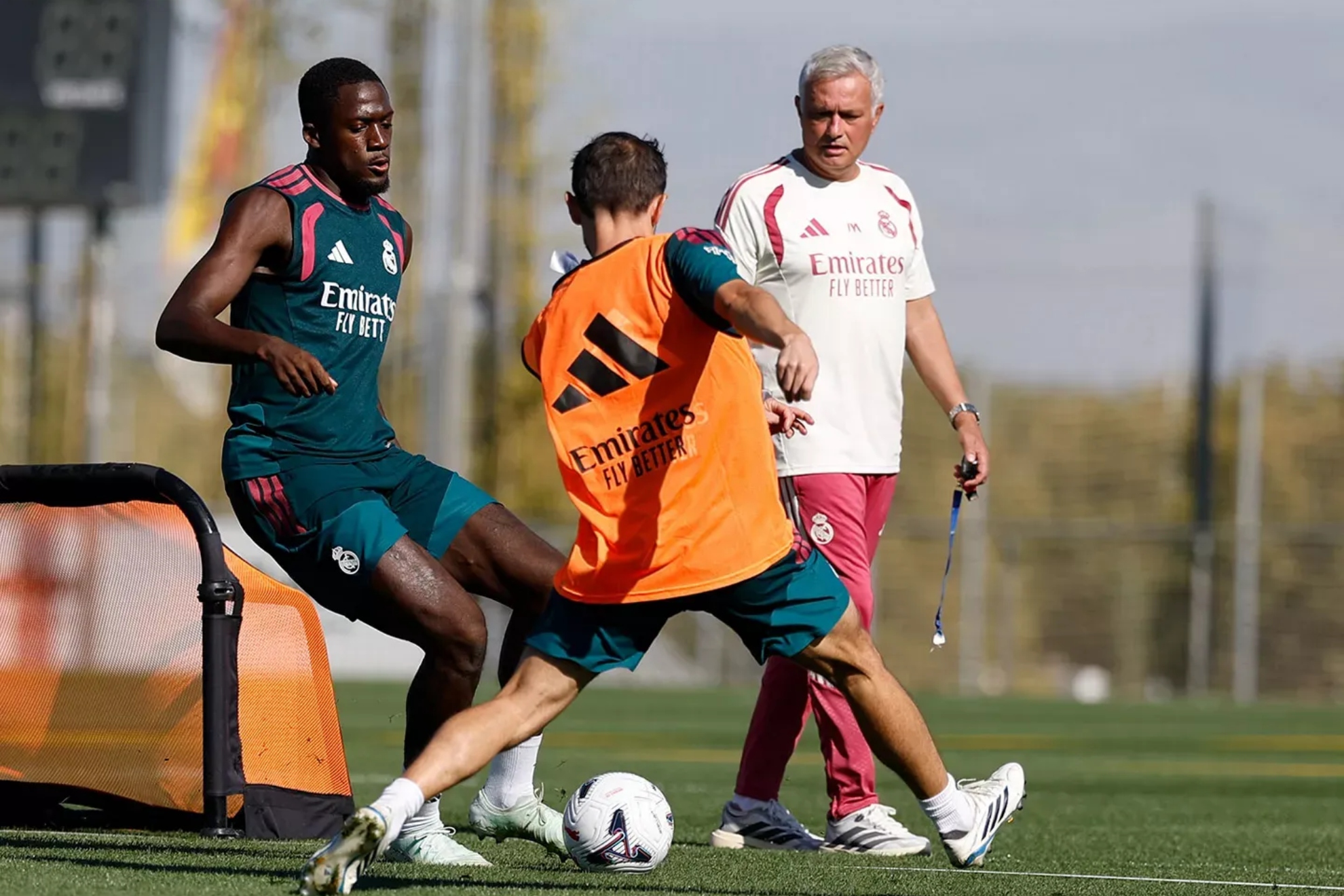 Mourinho, Konaté y Bernardo. REALMADRID.COM