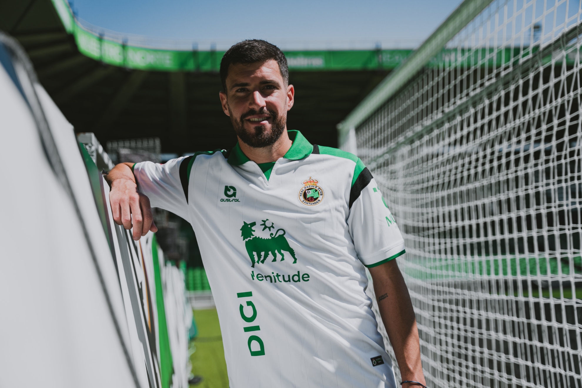 Aarón Martín posa con la camiseta del Racing. @realracingclub