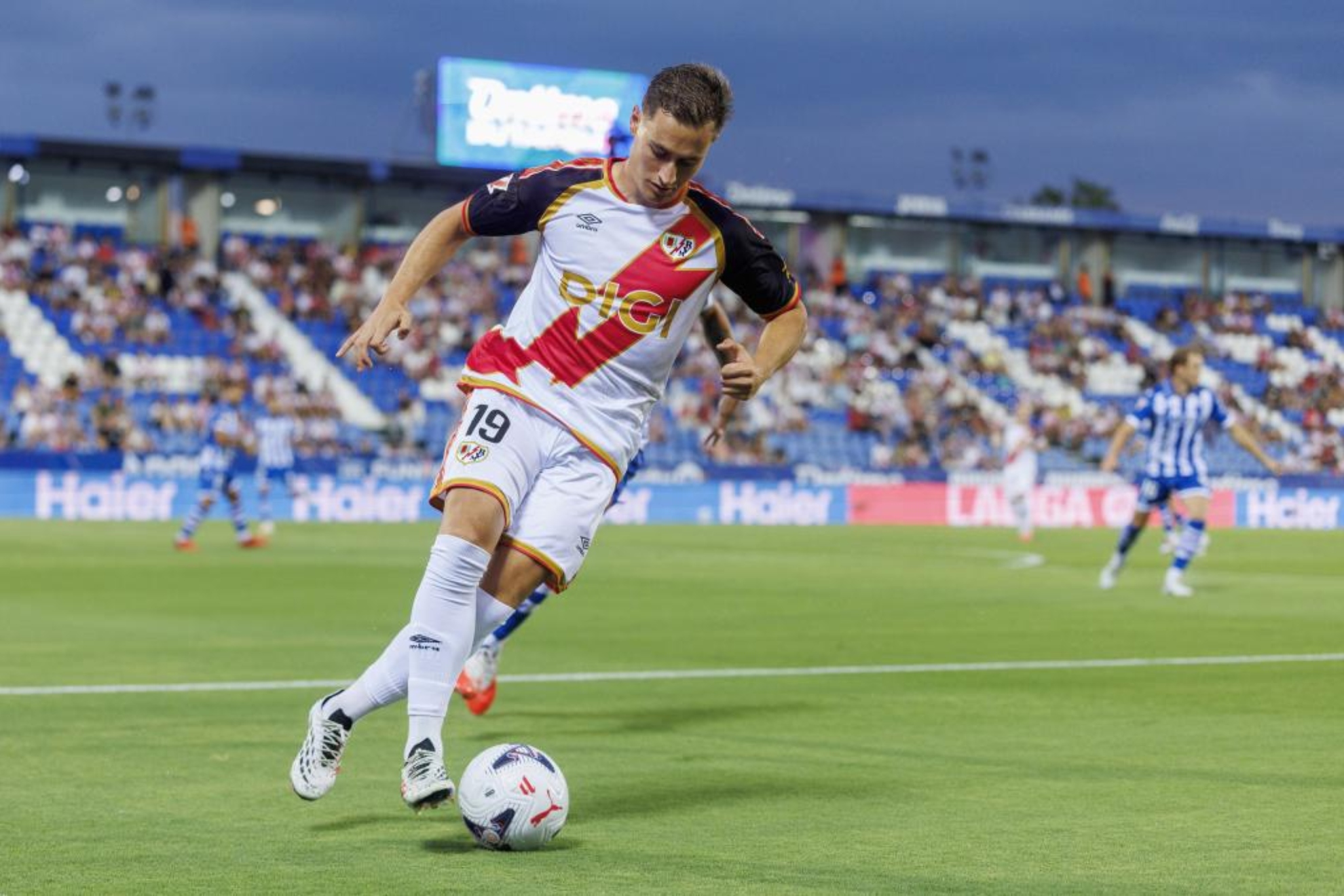 De Frutos, con el balón en el Rayo-Alavés disputado en Butarque. APO CABALLERO