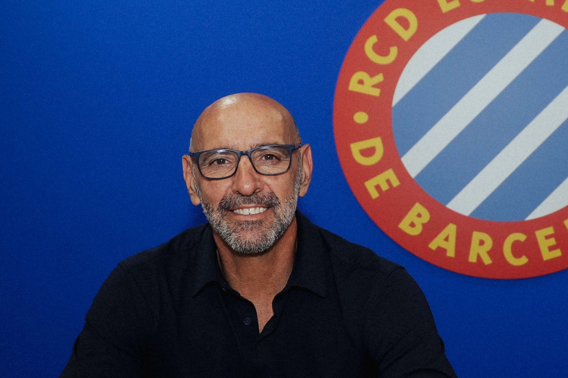 Monchi posa con un escudo del Espanyol al fondo. @RCDEspanyol