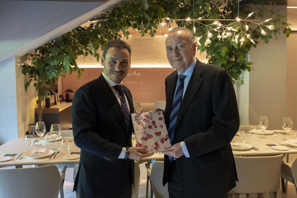 Fernando Roig hace una entrega a José María del Nido Carrasco. VILLARREAL CF