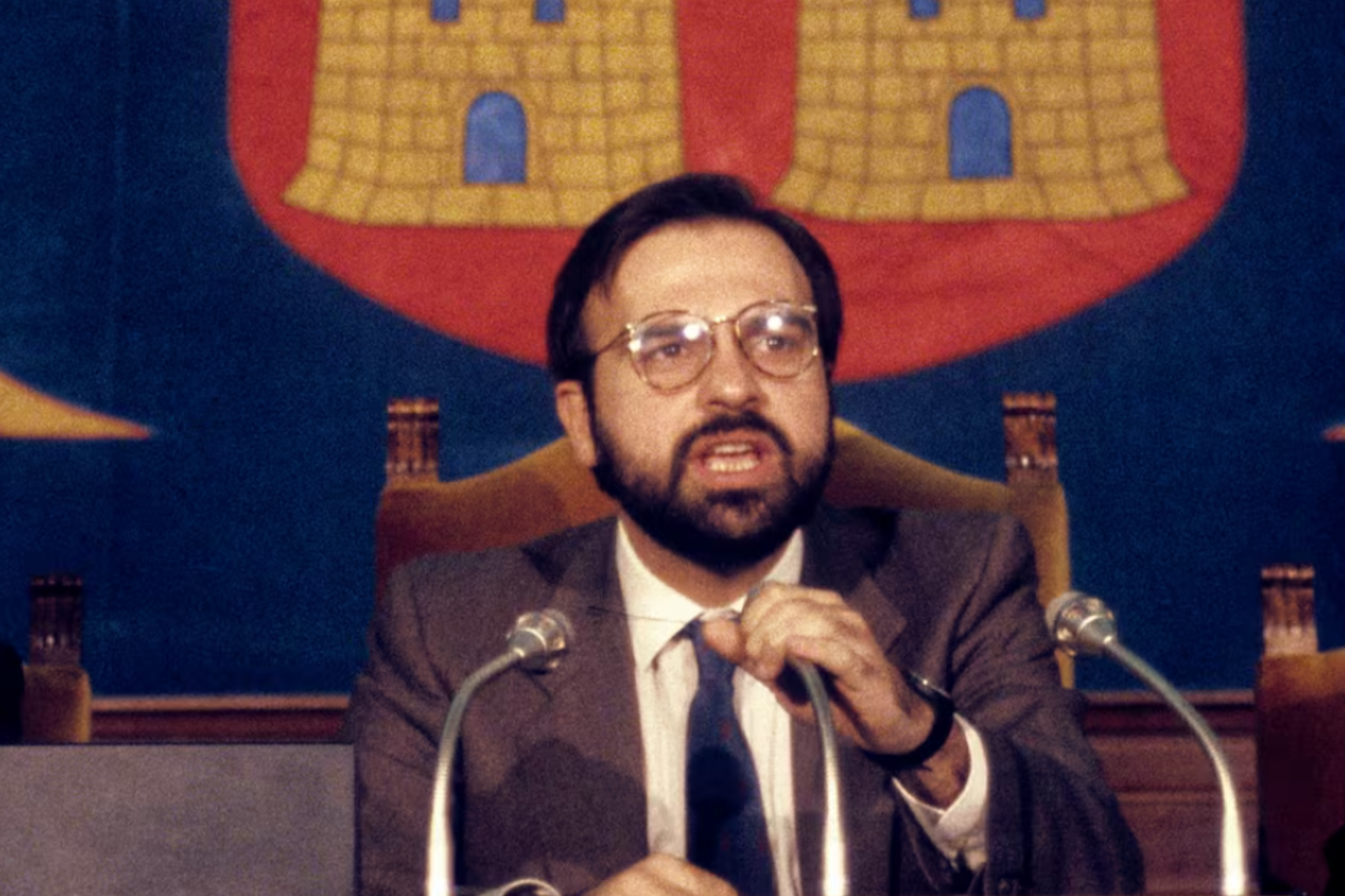 Ramón Espinar Gallego se dirige a los diputados de la Asamblea durante el debate sobre el estado de la Región de 1986 EFE