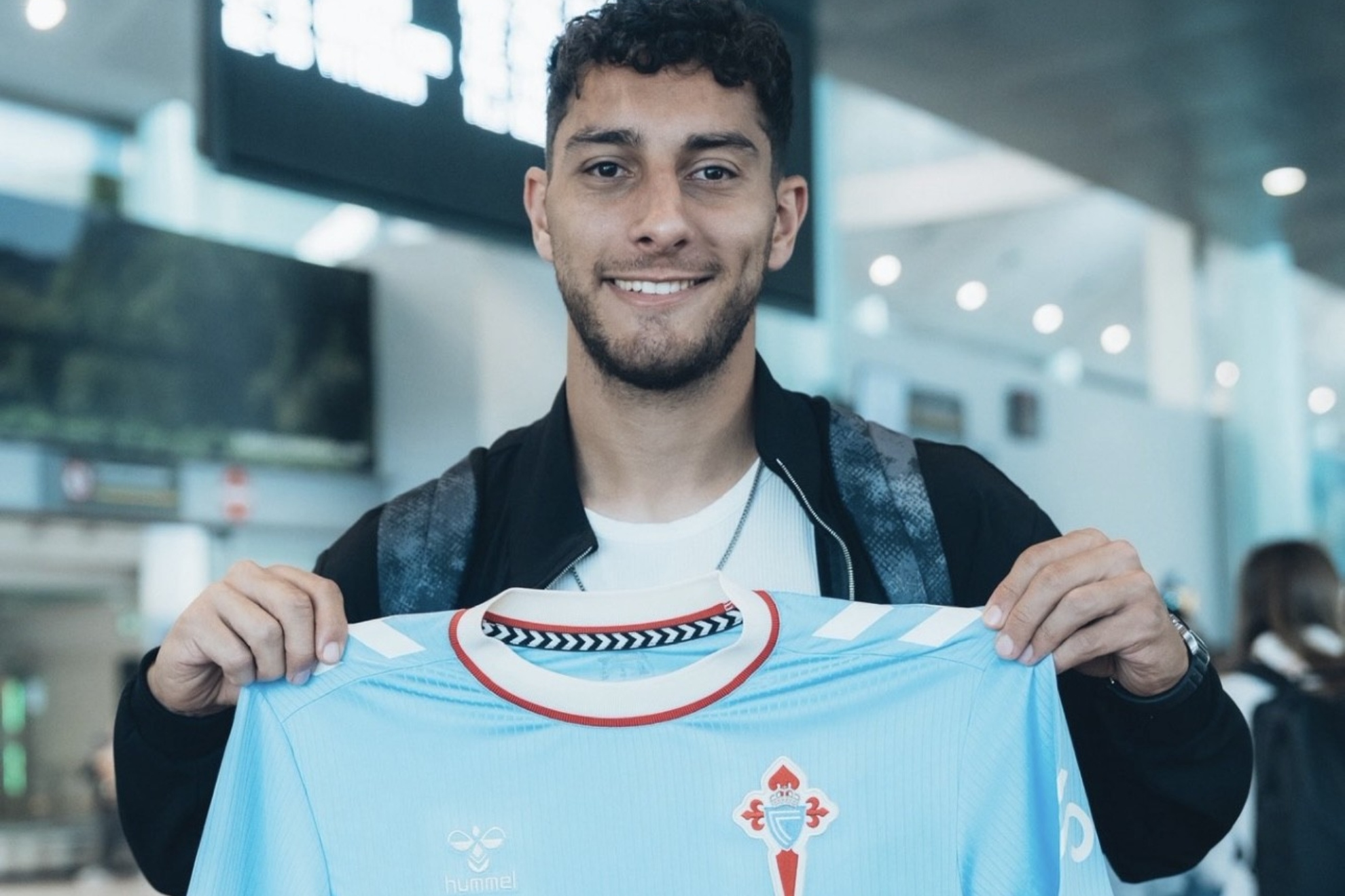 Sebastián Cáceres posa con la camiseta del Celta. CELTA
