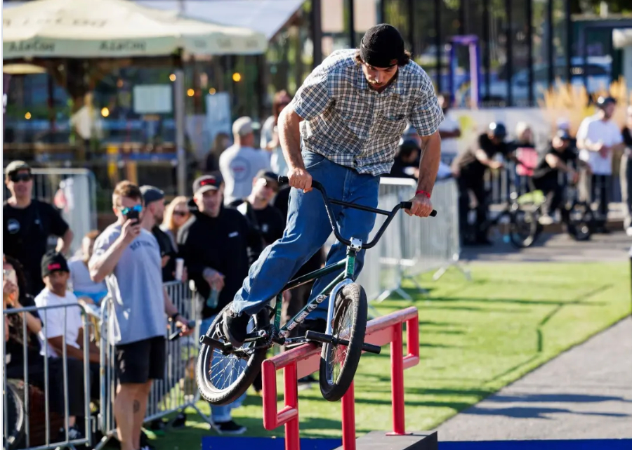 El rider BMX argentino Gaspar Guendulain dominando módulos callejeros en Simple Session 2026. Simple Session