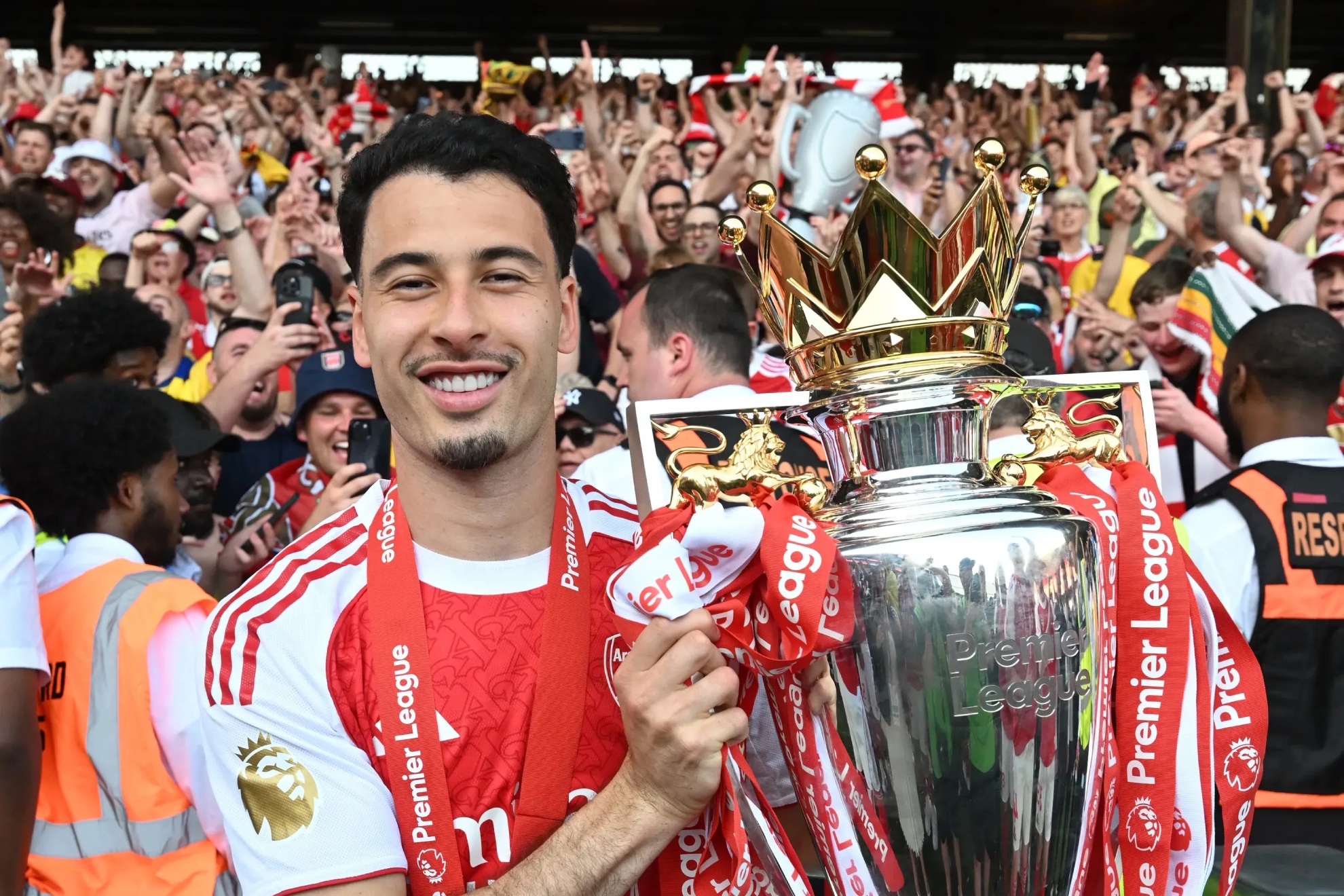 Martinelli levanta el trofeo de la Premier League.