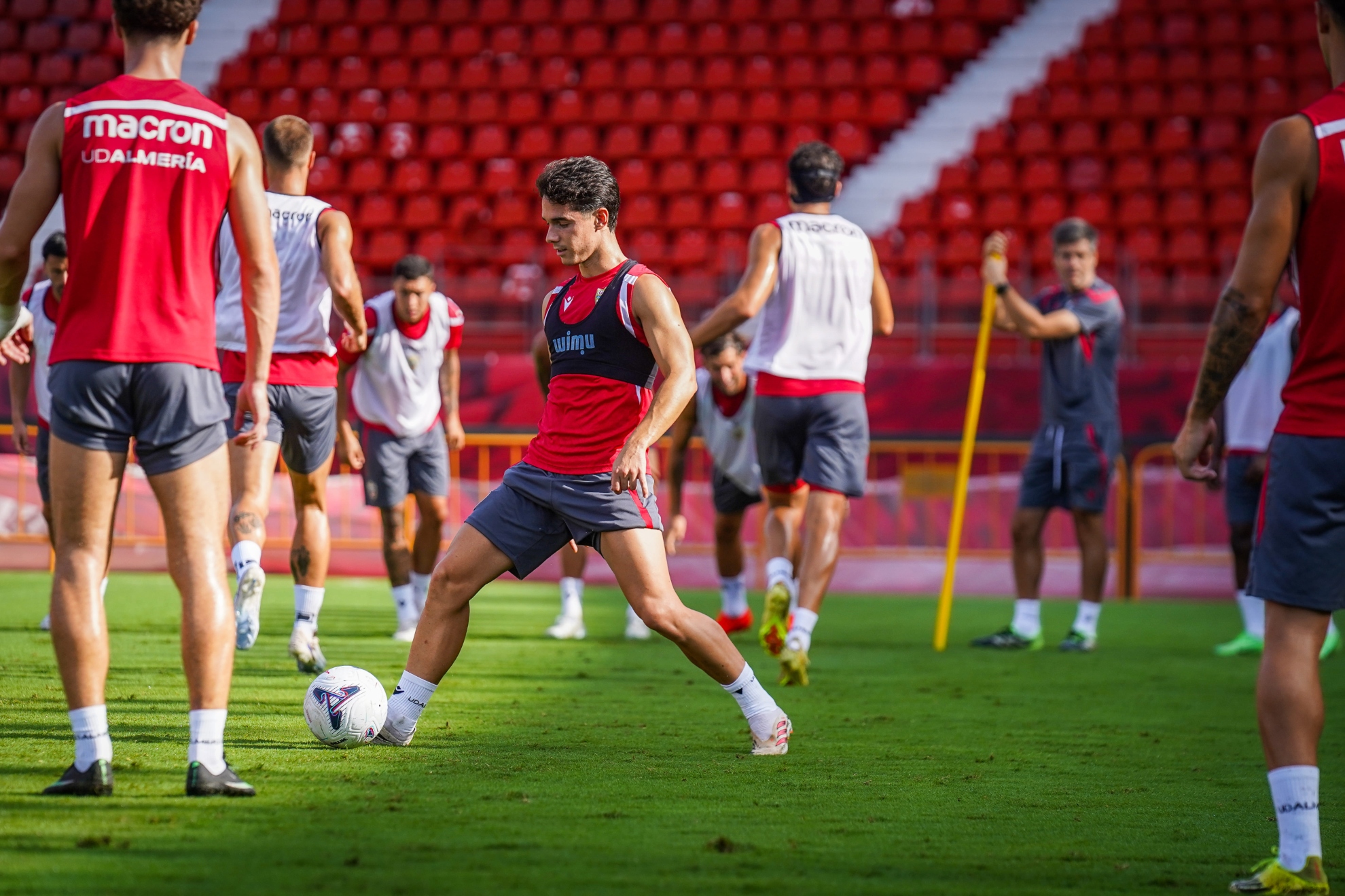Arribas, en el entrenamiento del Almería. ALMERÍA