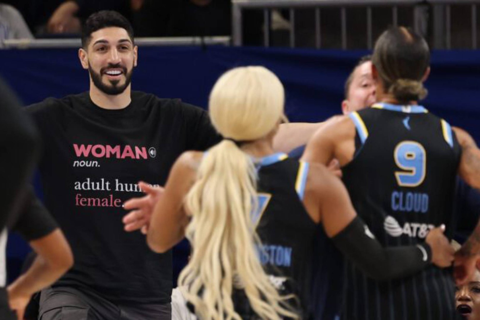 Enes Kanter la lía en la WNBA y es expulsado de un partido