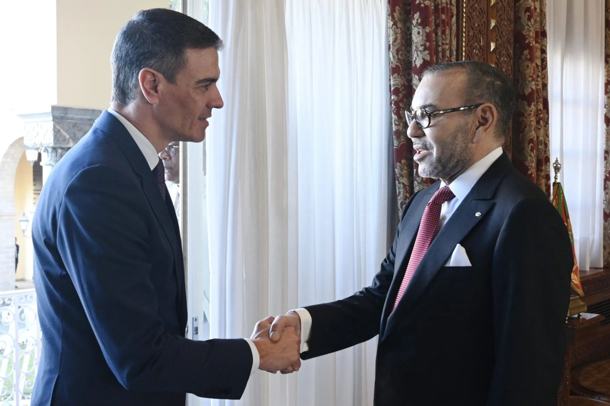 Pedro Sánchez estrechando la mano con Mohamed VI EFE