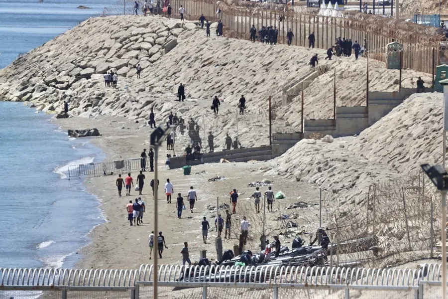 Imagen de la entrada masiva de migrantes a Ceuta EFE