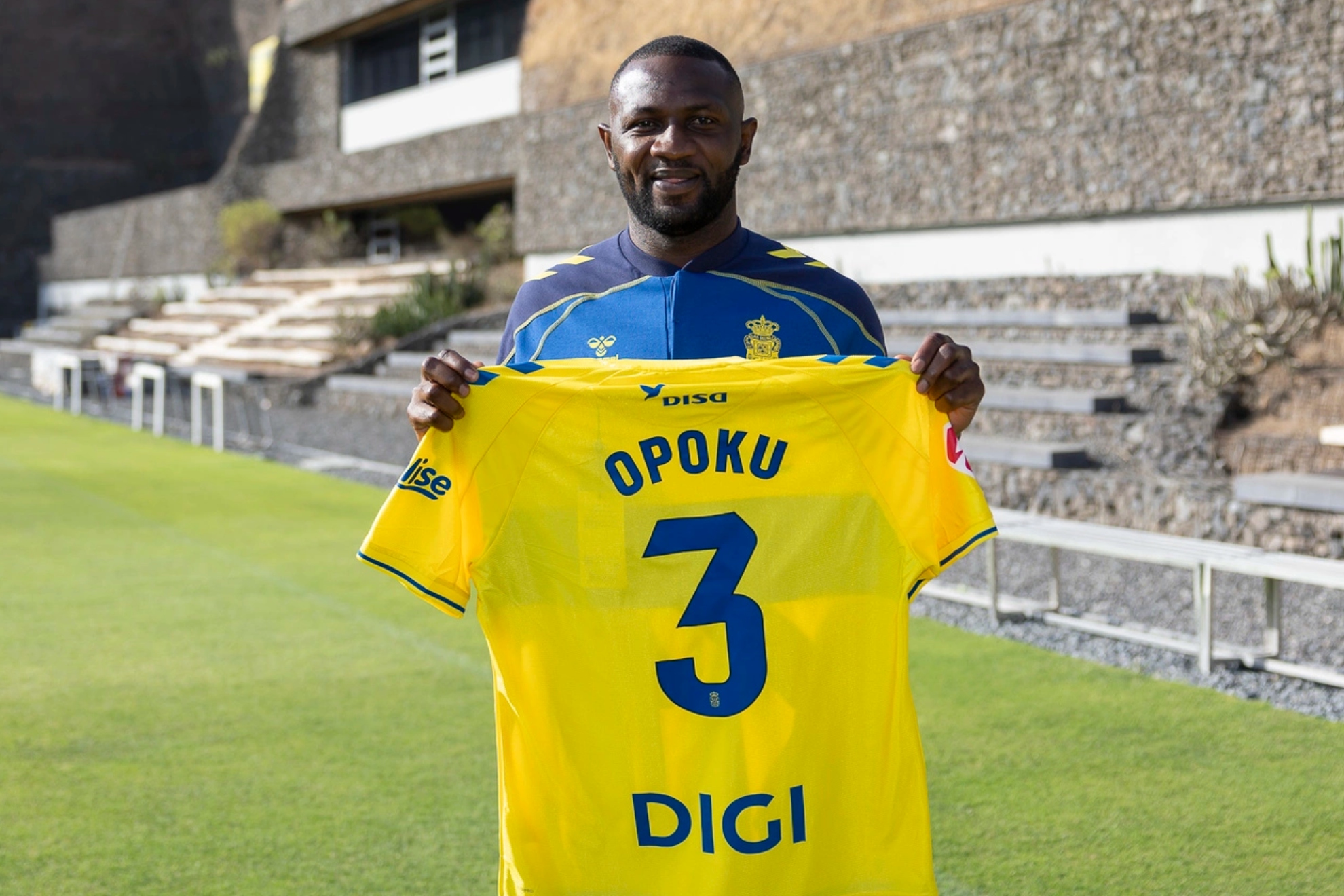 Opoku posa con la camiseta de la UD Las Palmas. UD Las Palmas