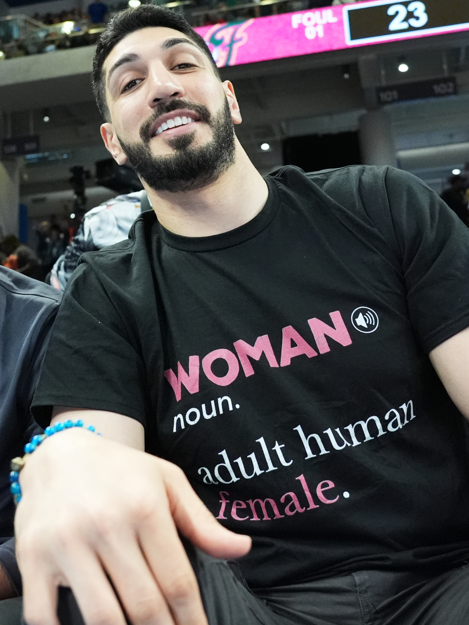 Kanter presenta una demanda tras su incidente y expulsión por llevar "Mujer: hembra humana adulta"