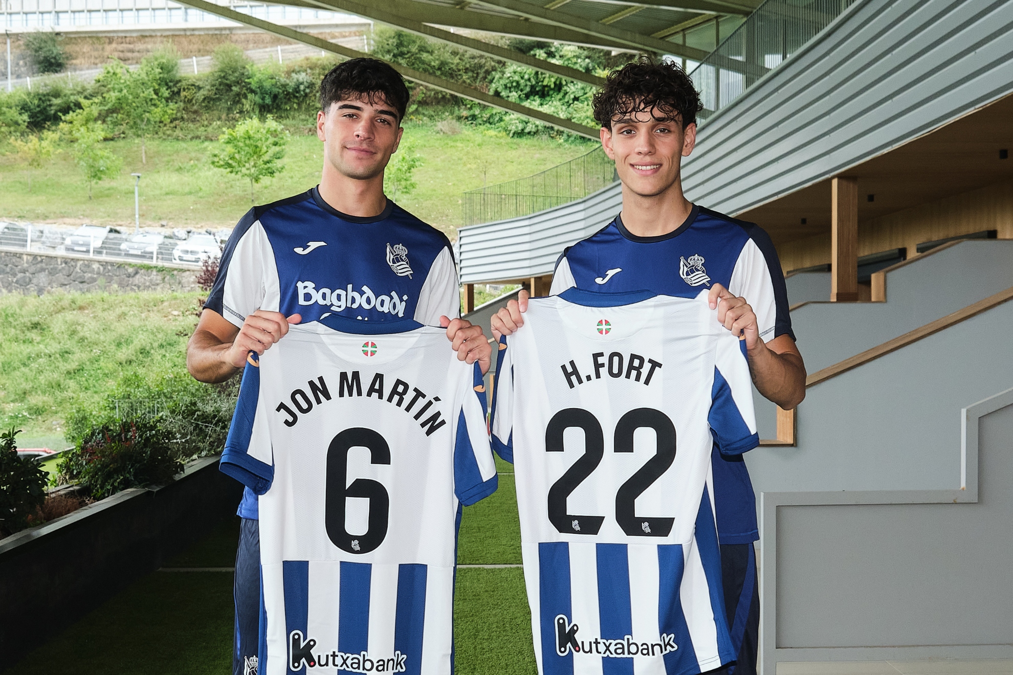 Jon Martín y Héctor Fort posan con sus respectivas camisetas con los números 6 y 22. REAL SOCIEDAD