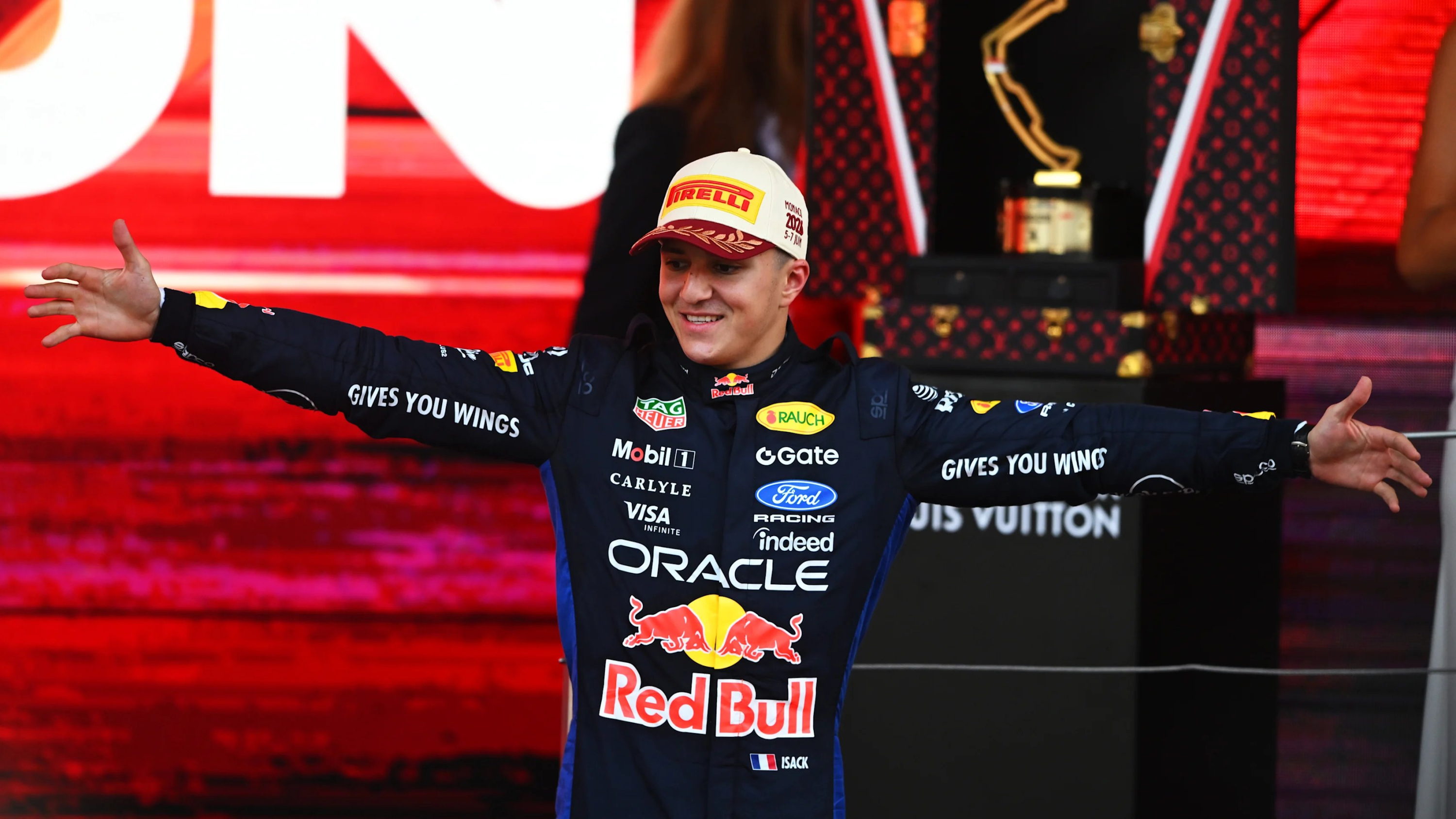 Hadjar, en el podio de Mónaco, que nunca devieron quitarle. Red Bull Racing