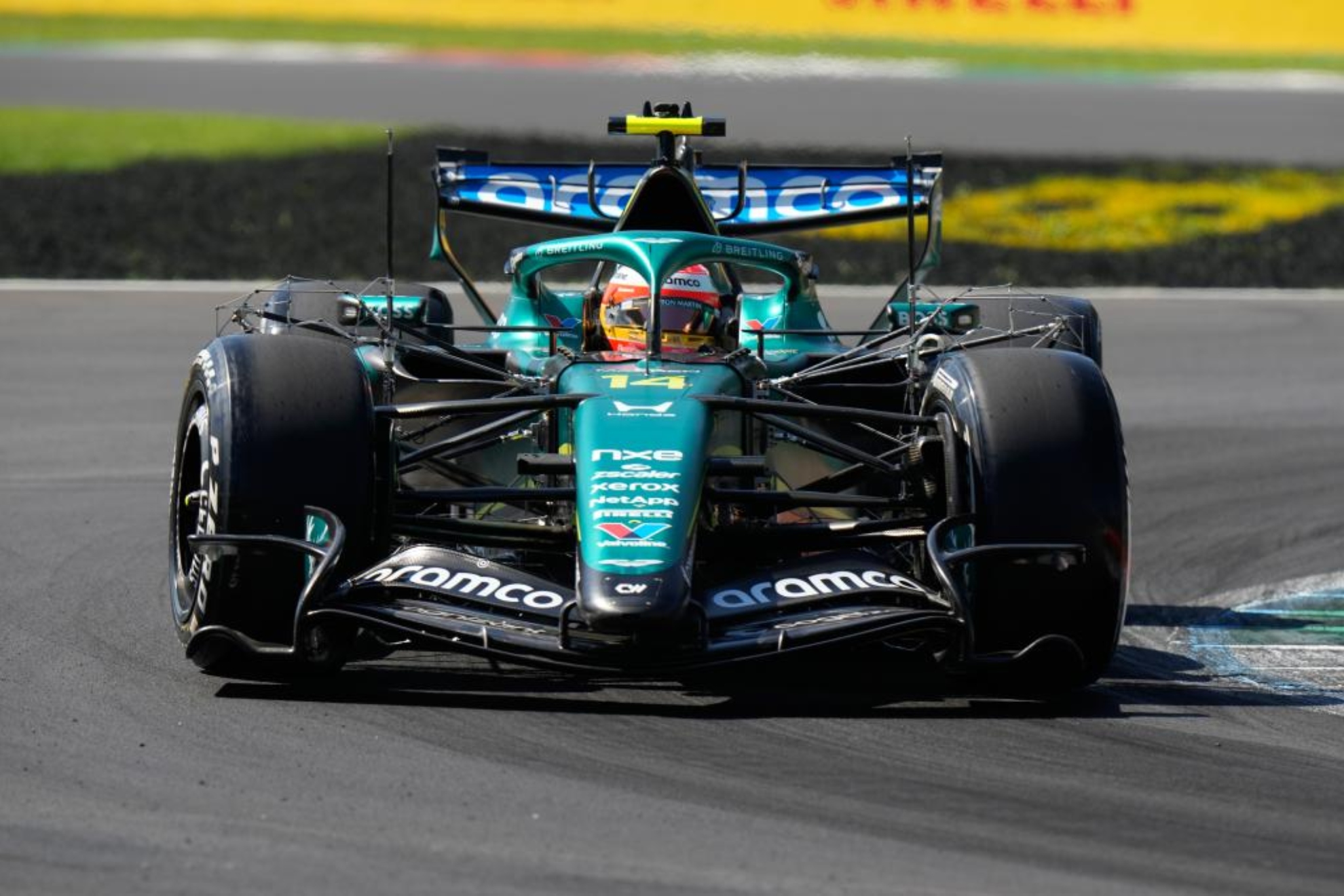 Alonso toma un giro con el AMR26 en Monza.