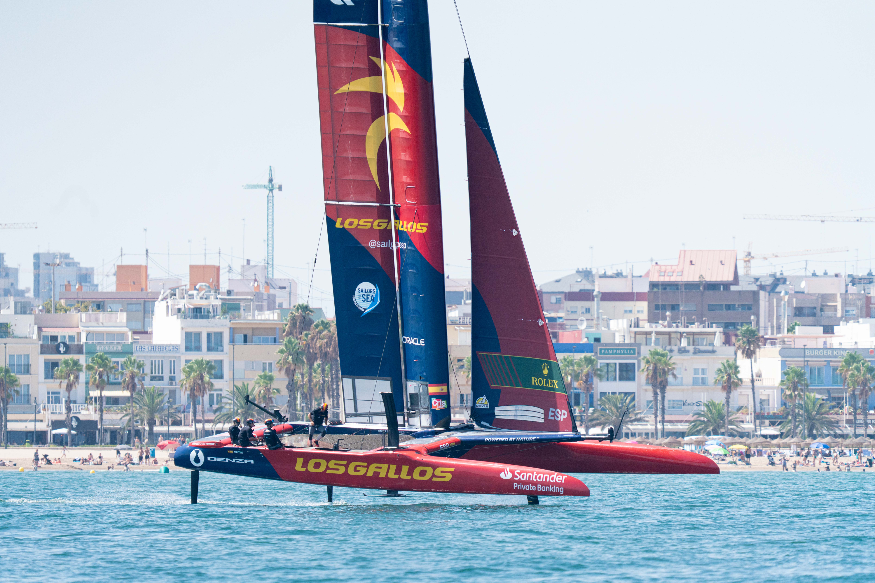 'Los Gallos', el equipo español de SailGP, en Valencia.
