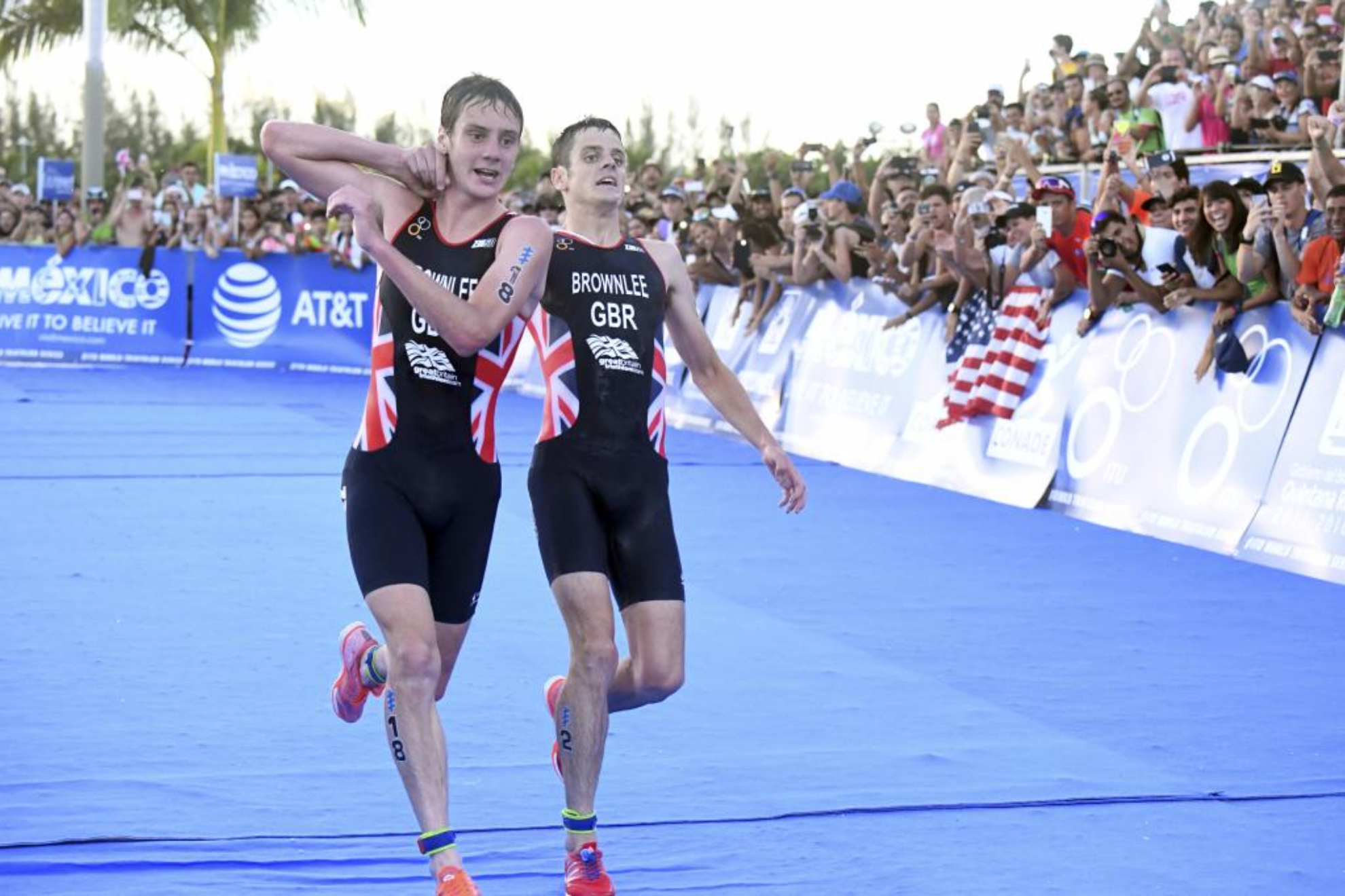 Jonathan Brownlee, ayudado por su hermano Alistair Brownlee, en Cozumel en 2016