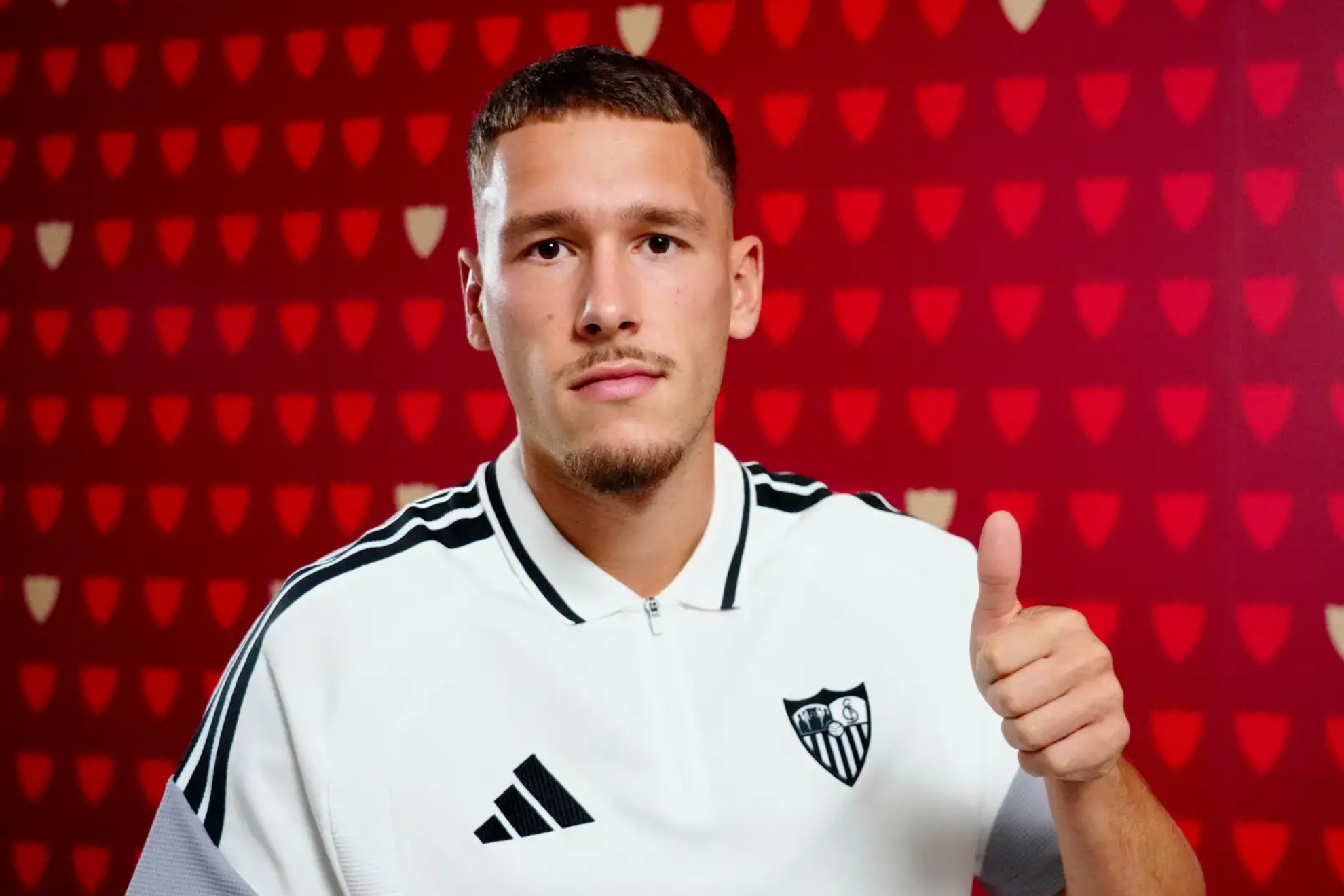Lucas Stassin posa para los medios oficiales del Sevilla. SEVILLA FC