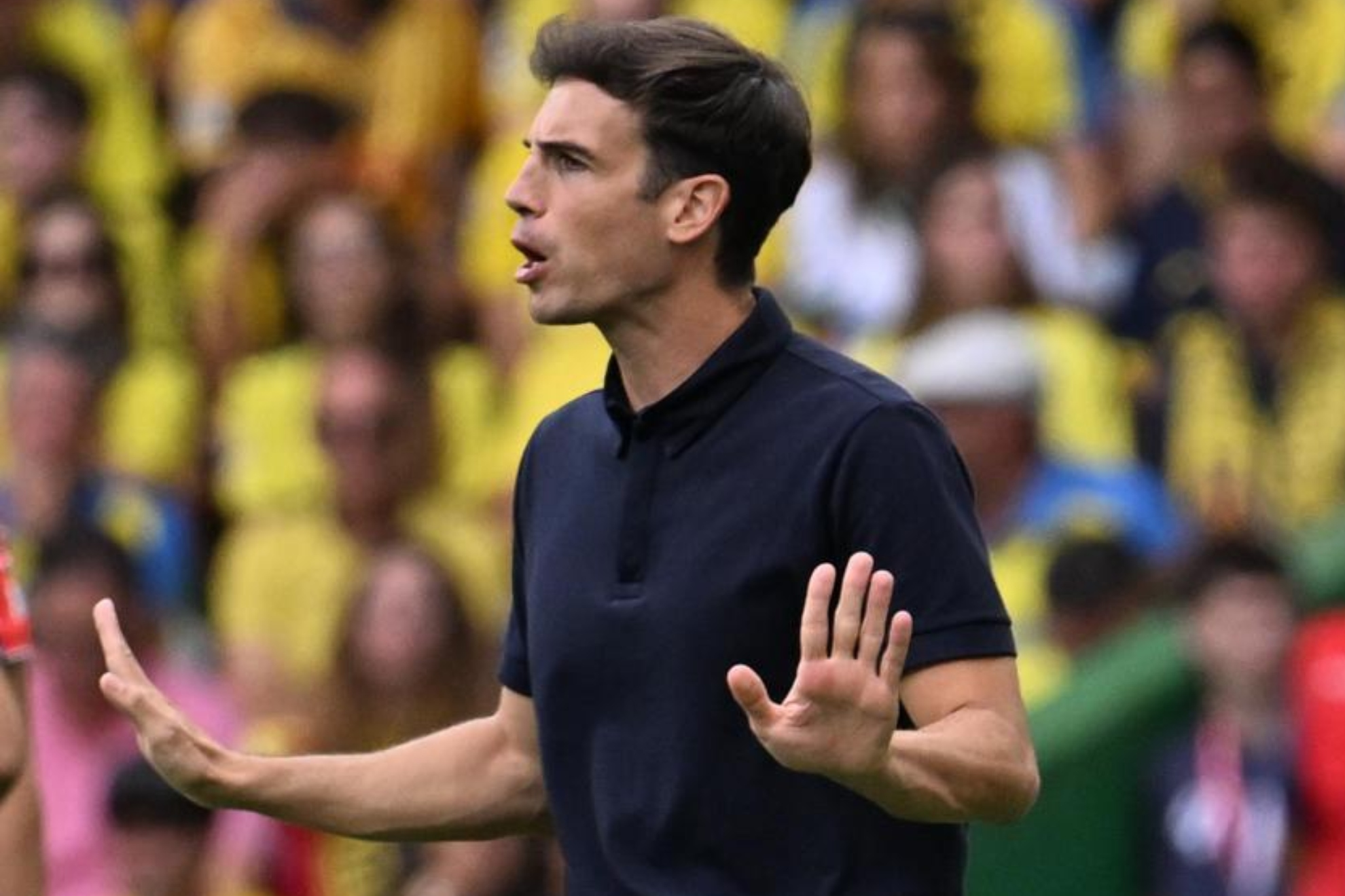 Iñigo Pérez, entrenador del Villarreal, pide calma en un partido. LALIGA