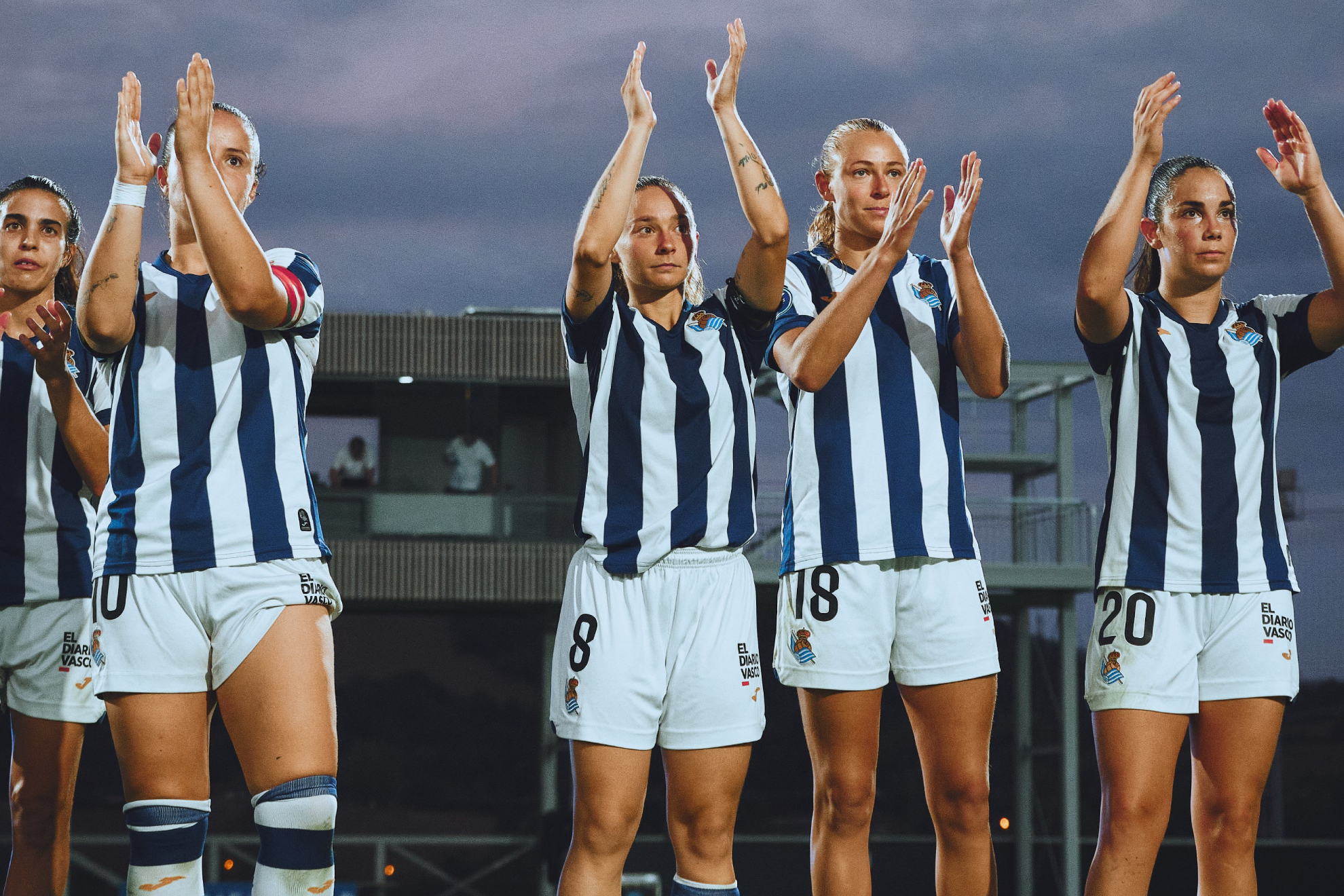Las jugadoras de la Real Sociedad saludan al público de Zubieta. Real Sociedad