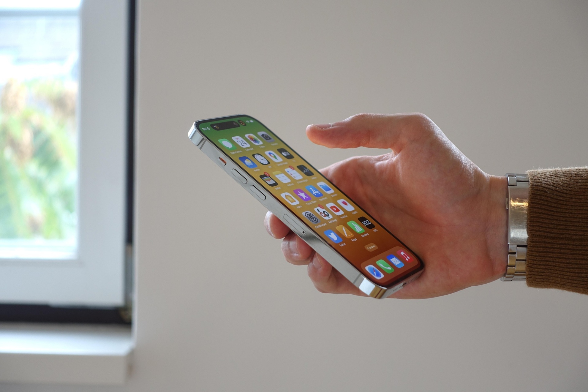 Imagen de recurso de una persona con un iPhone. Pixabay.