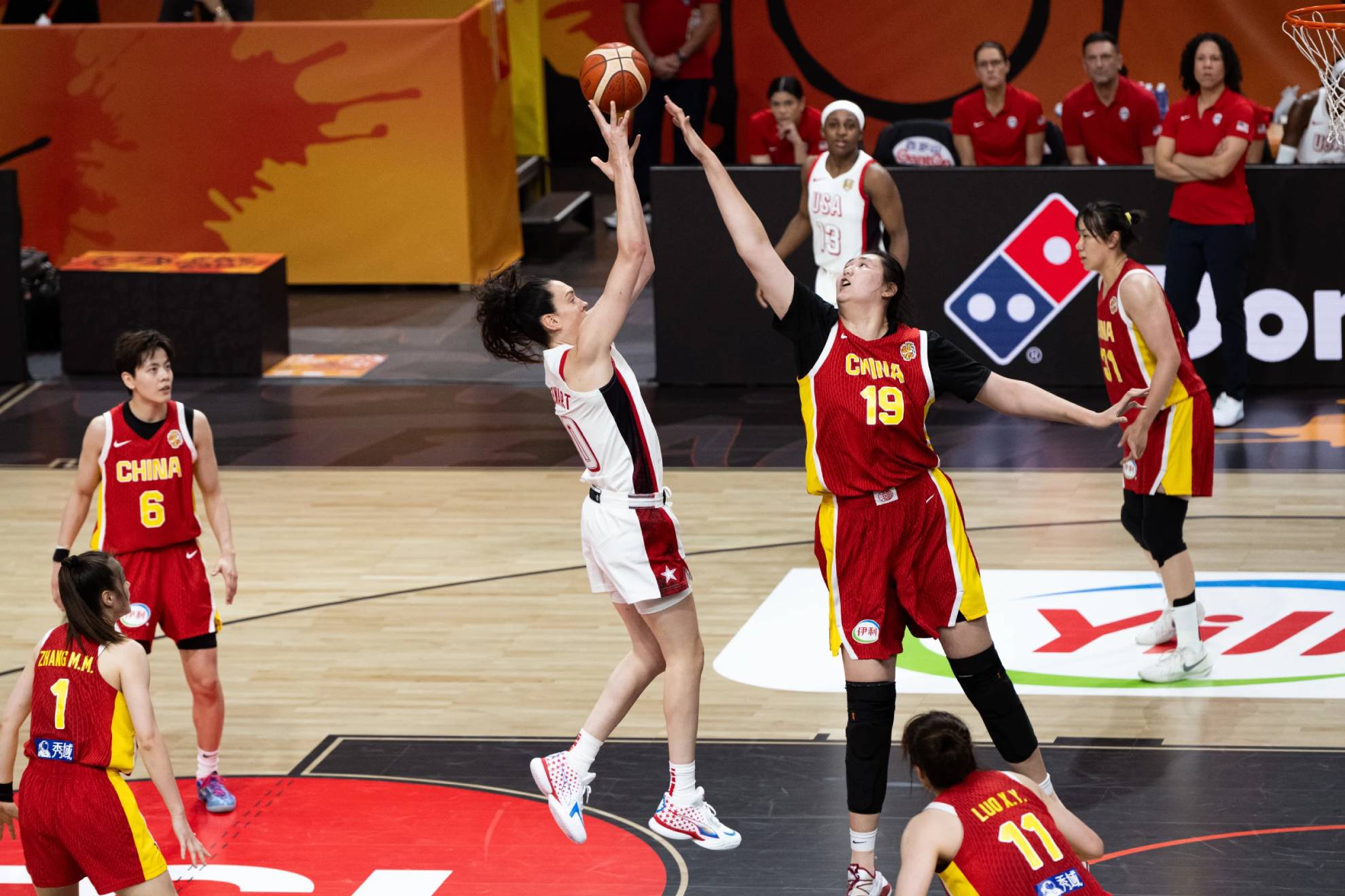Breanna Stewart lanza por encima de la defensa de Zhang Ziyu. FIBA