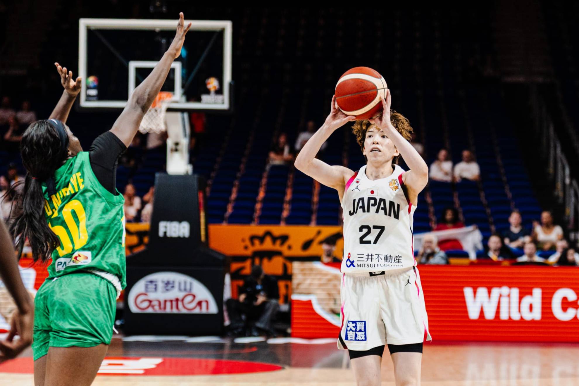 Saki Hayashi lanza un triple en el partido ante Mali. FIBA