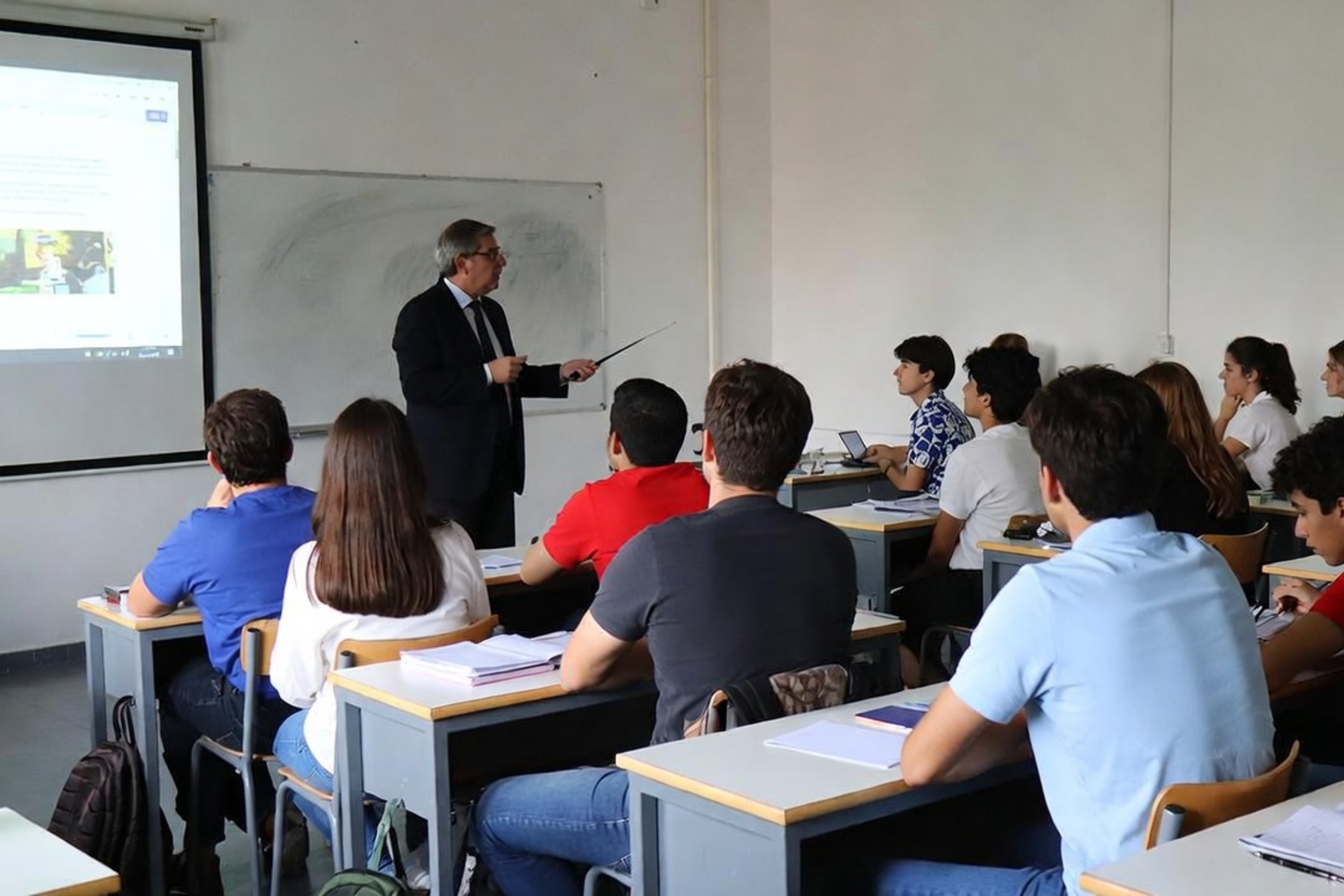 Imagen de recurso de un profesor dando clase. Creada con IA.
