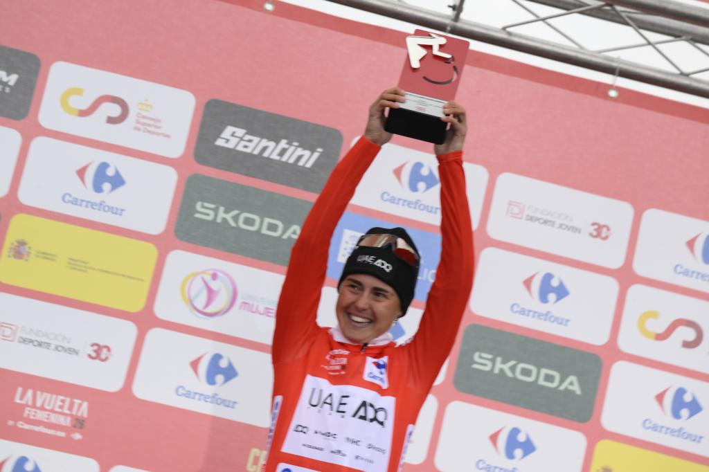 La ciclista española Paula Blasi, del UAE, en el podio tras proclamarse vencedora de la Vuelta ciclista femenina. EFE