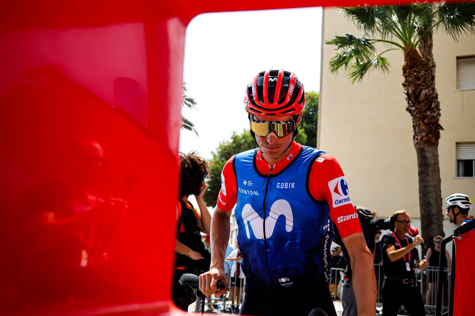 Enric Mas, de rojo. Movistar Team.