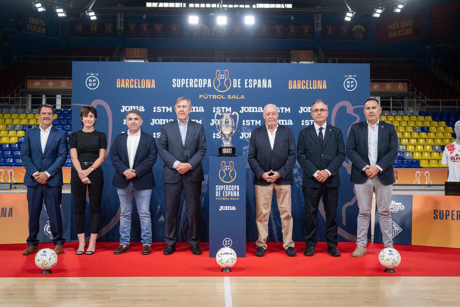 Posado de los representantes de los cuatro participantes en la Supercopa, junto a José Miguel Monge, presidente del Comité Nacional de Fútbol Sala de la Federación Española