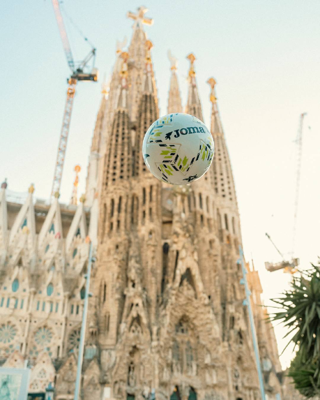 Recreación de Electro, el balón para la próxima temporada, sobrevolando la Sagrada Familia