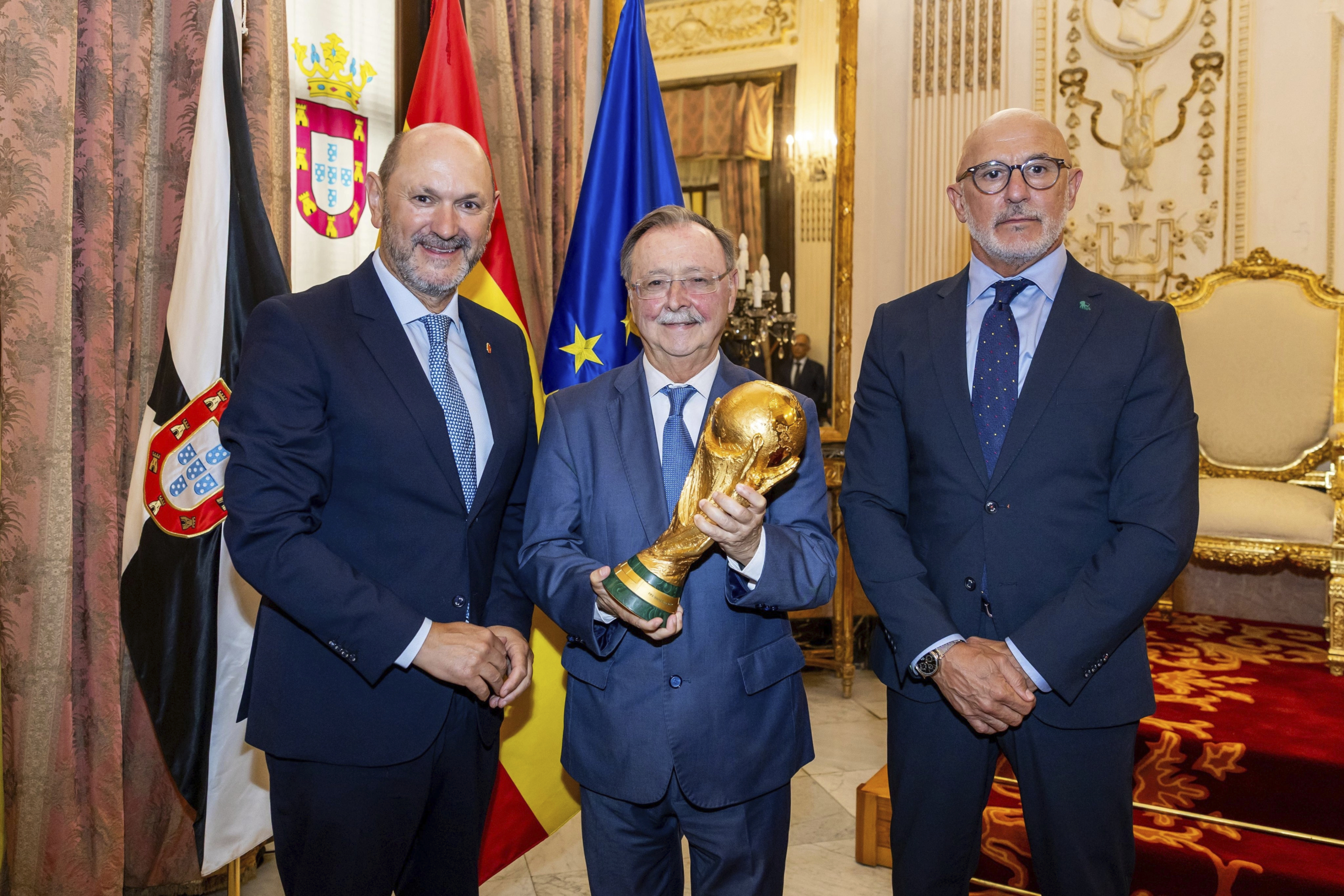 Louzán, Vivas y De la Fuente, con la copa del mundo.