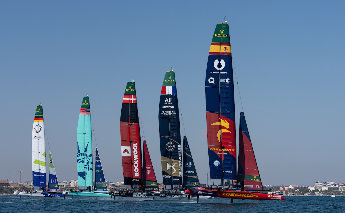 Los Gallos, al frente de la flota de su grupo en el Gran Premio de España de SailGP en Valencia. Jason Ludlow / SailGP