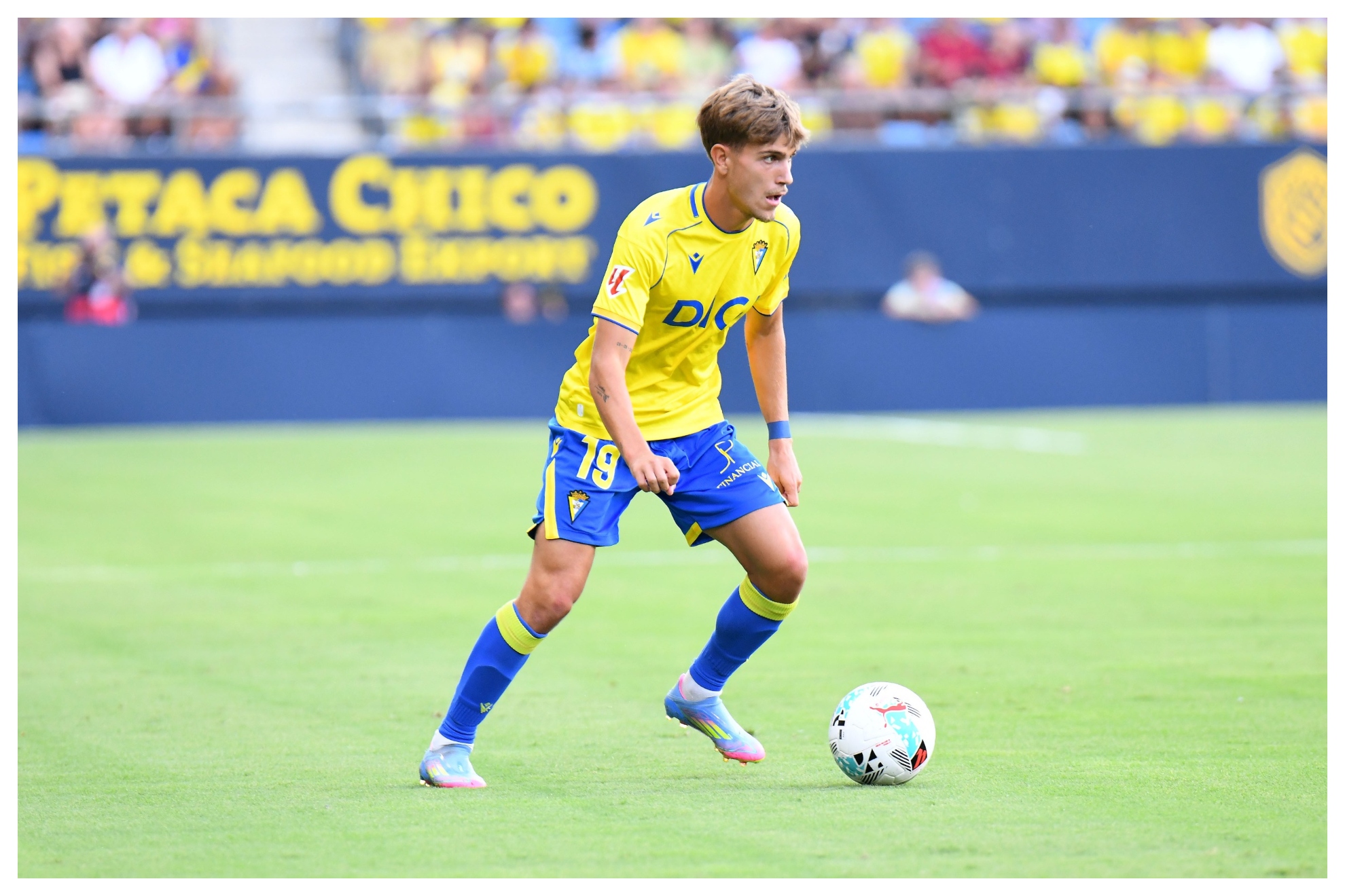 De la Rosa avanza con el balón en un partido en el JP Financial CÁDIZ CF