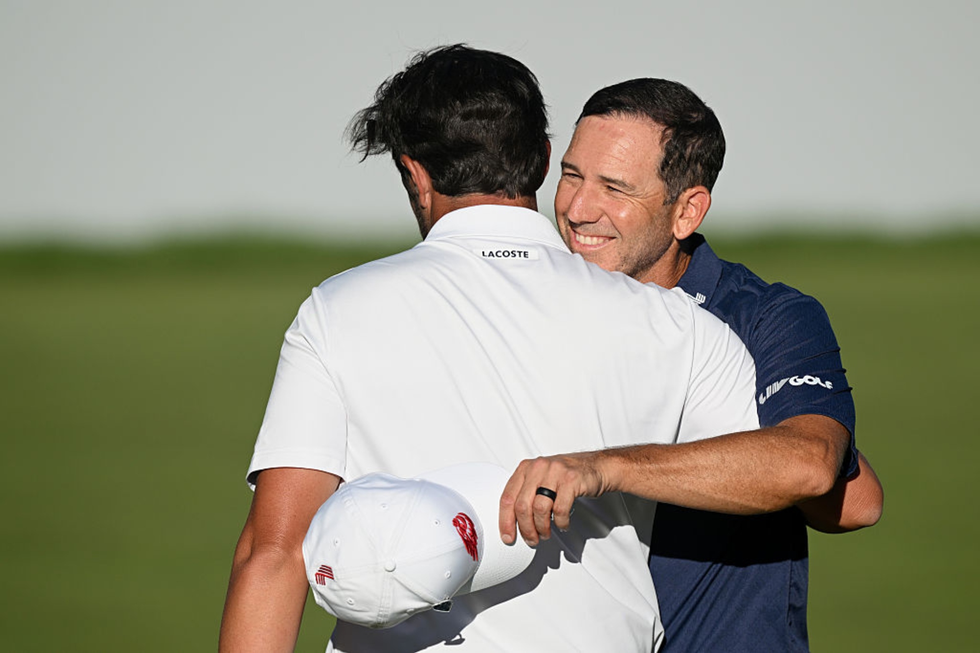 Sergio García (46) y Nacho Elvira (39) se abrazan al acabar la segunda jornada GETTY IMAGES