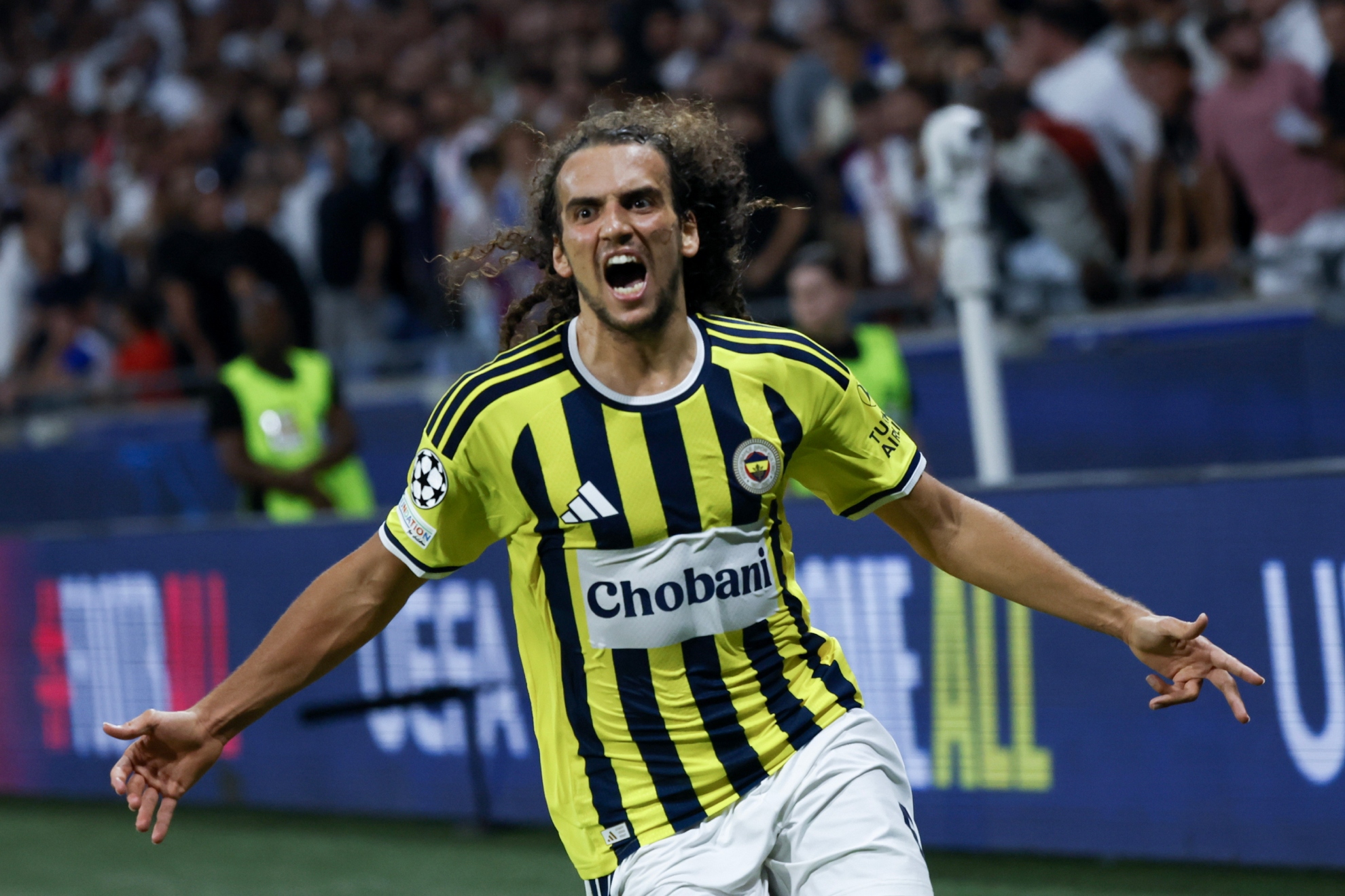Matteo Guendouzi celebra el triunfo del Fenerbahçe en Lyon. EFE.