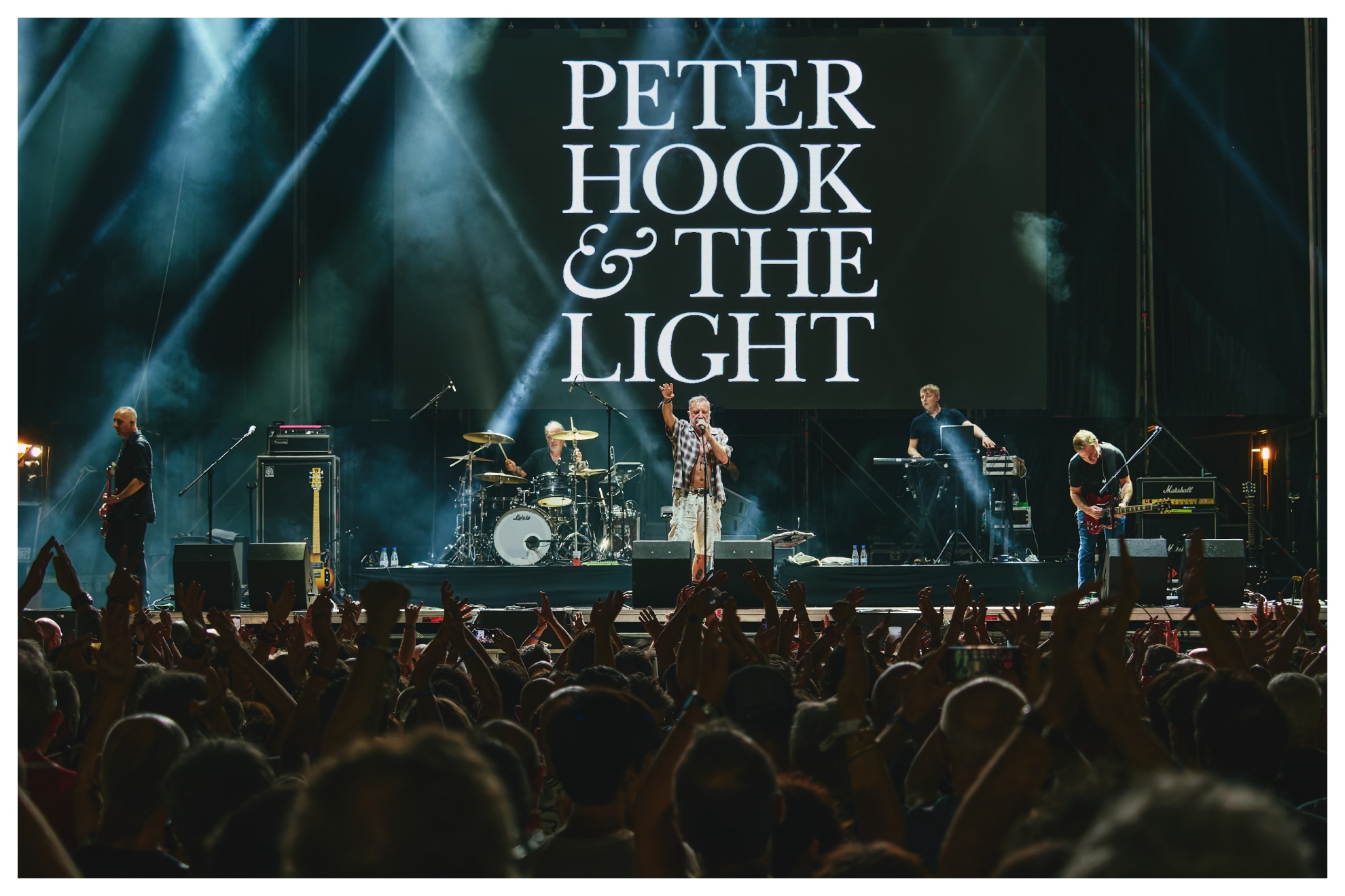 Peter Hook & The Light durante su actuación en el Visorfest 2025