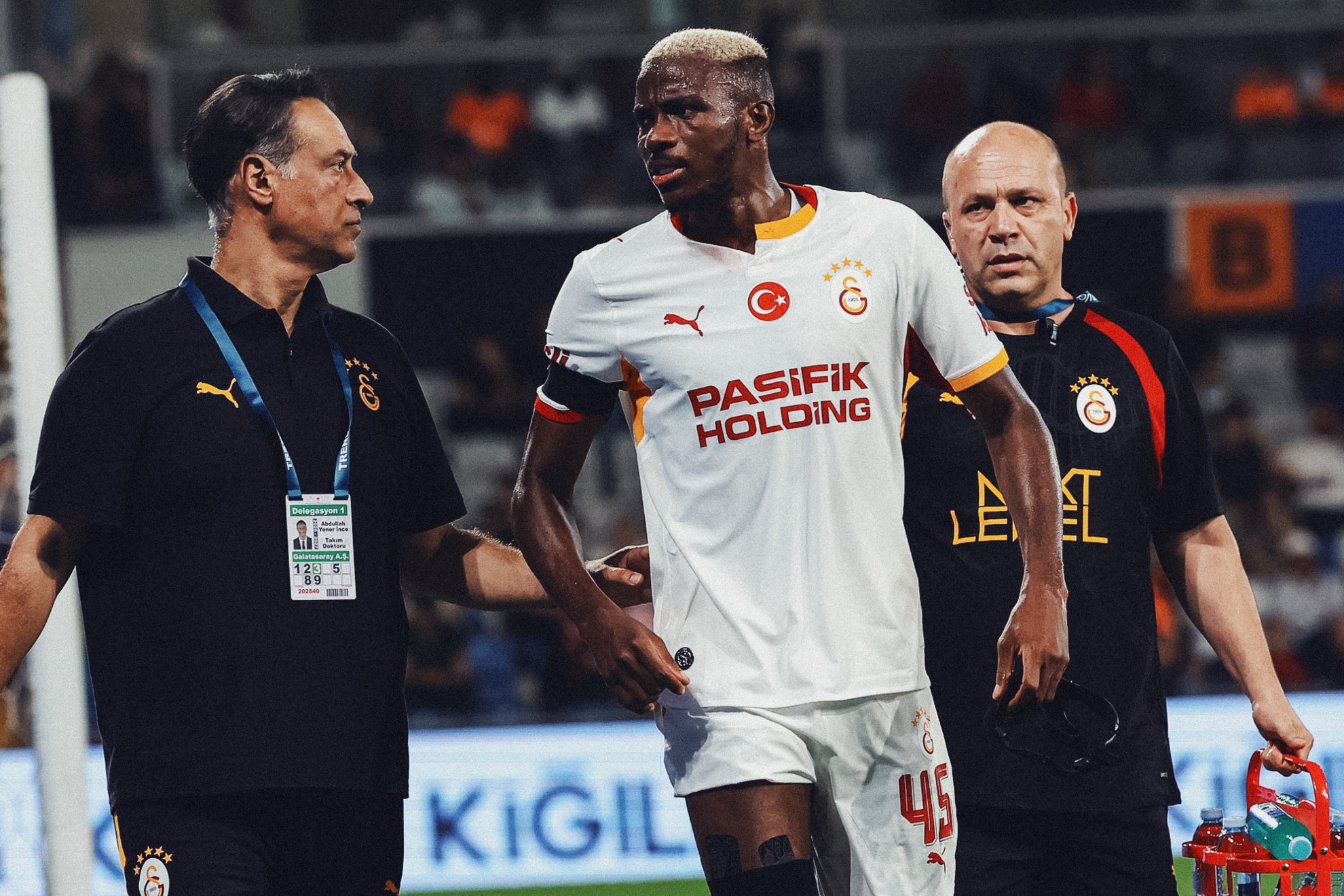 Osimhen, lesionado ante Istanbul Basaksehir.