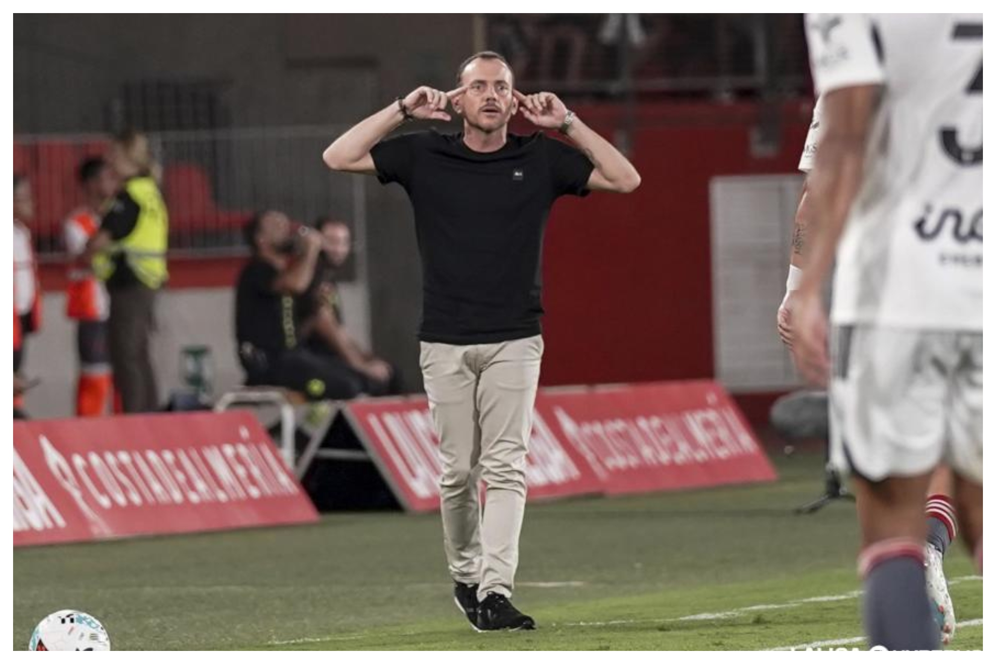 Alberto González gesticula en la banda durante un partido del Albacete LALIGA