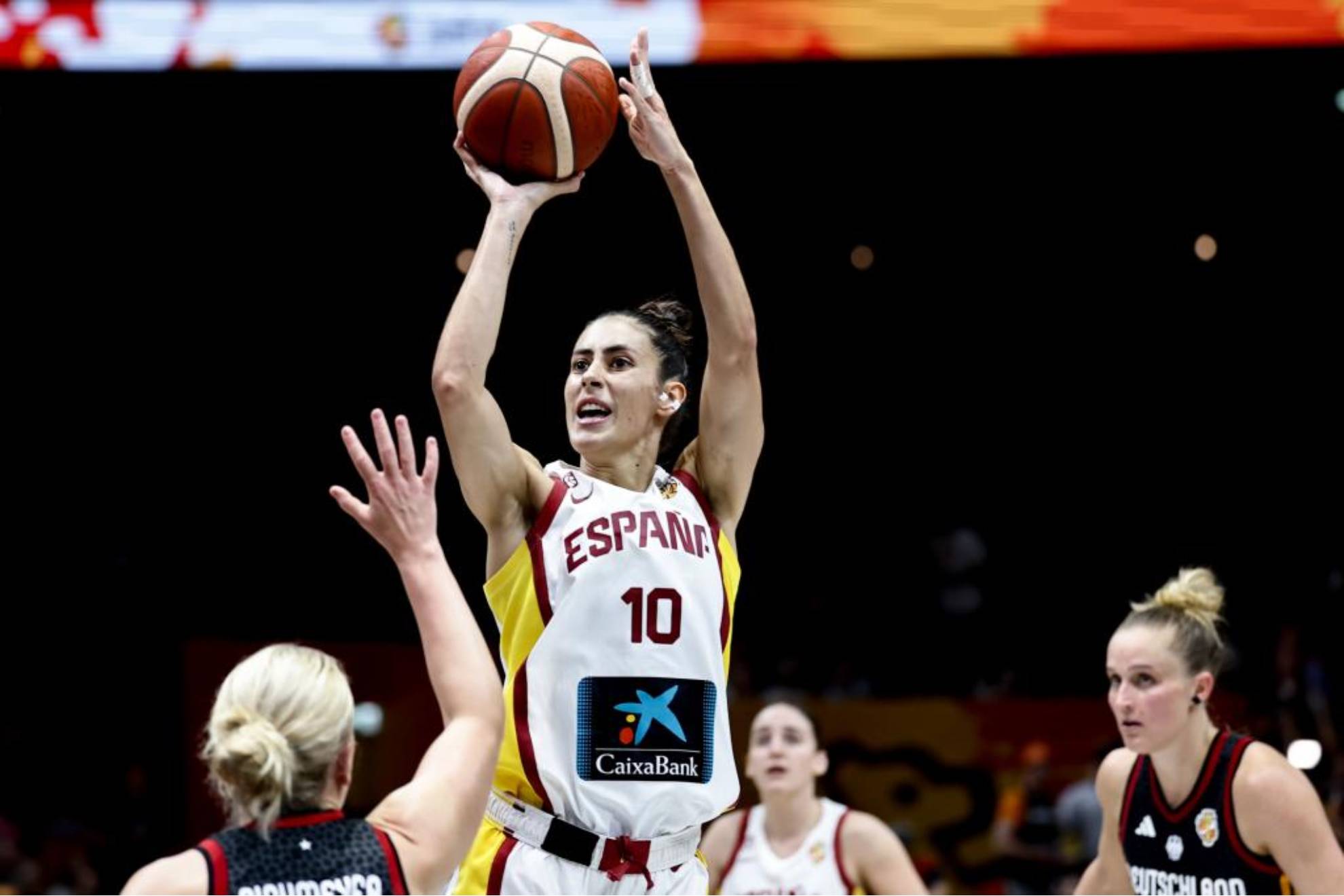 María Conde lanza a canasta en el partido ante Alemania. EFE