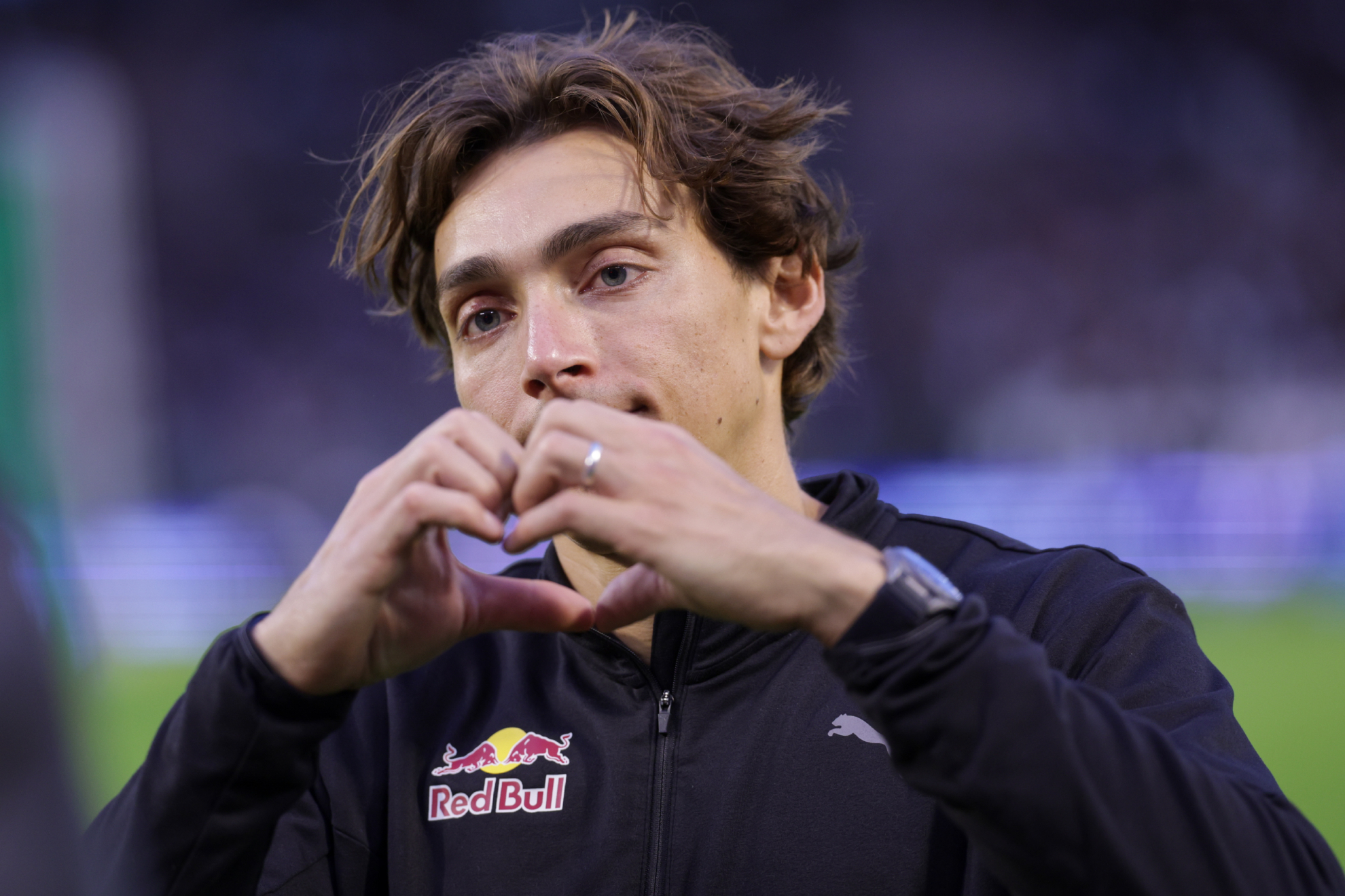 Armand Duplantis con gesto serio durante la presentación de la final de la pértiga en Bruselas. EFE